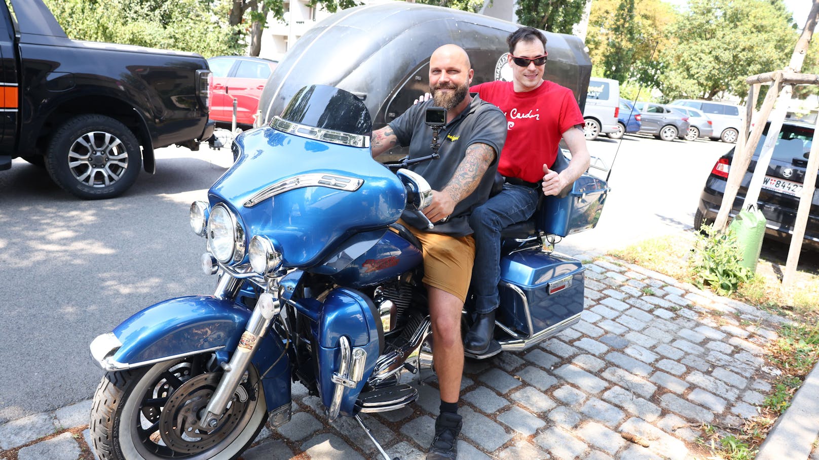 Blinder Biker braust mit Harley-Chauffeur durch Wien