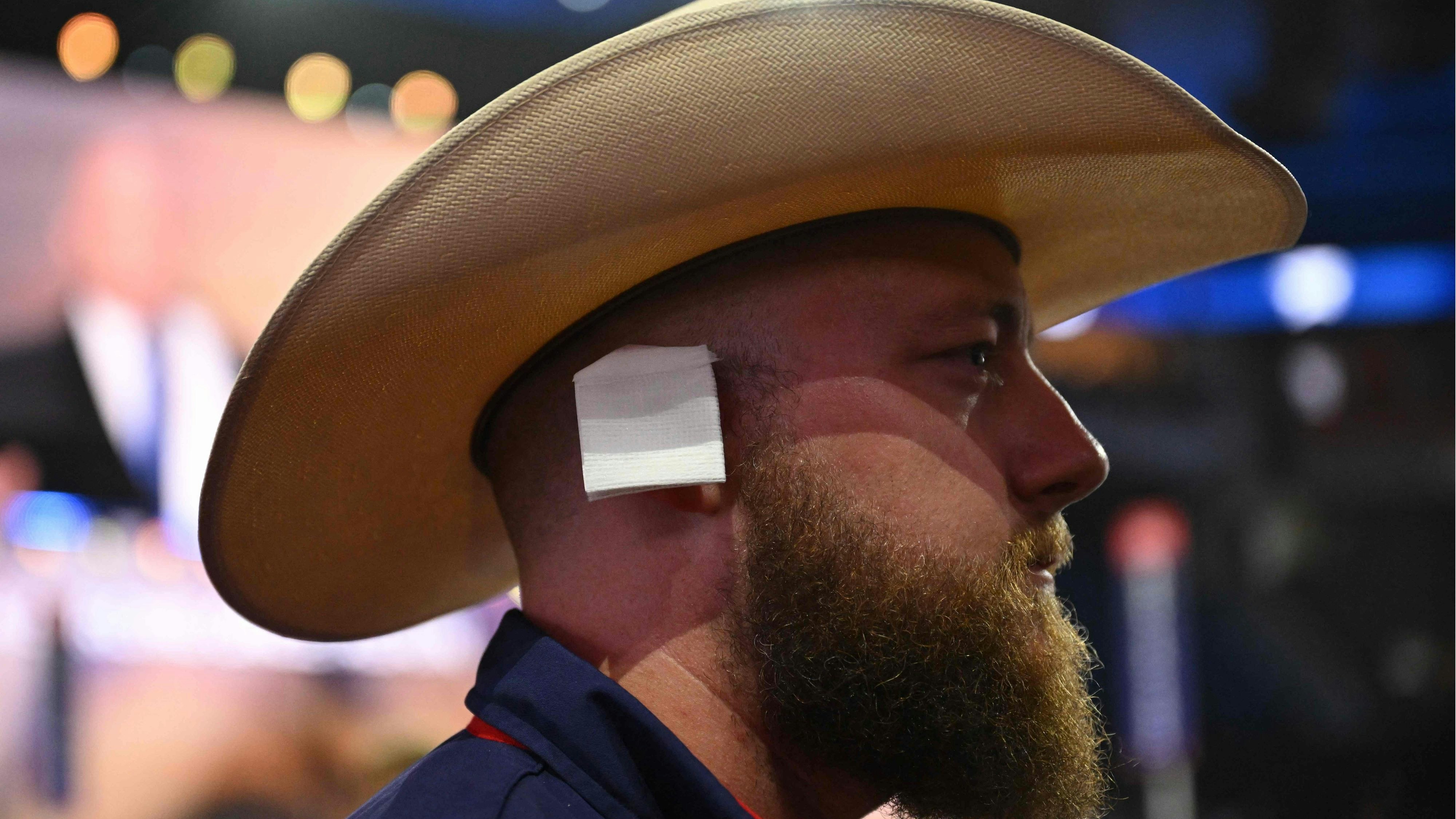 In Anspielung aufs Trump-Attentat haben zwei Anhänger von Präsidentschaftskandidat Trump ihr Ohr mit Pflastern abgeklebt.