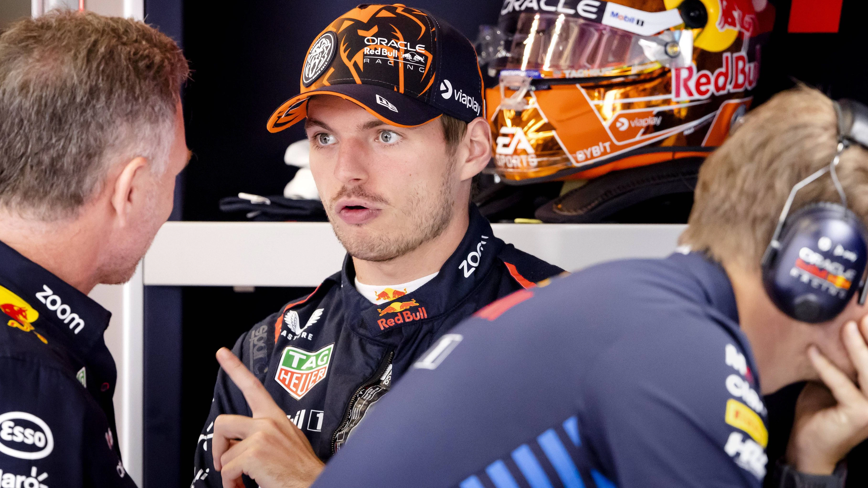 Dreifach-Weltmeister Max Verstappen und Red-Bull-Teamchef Christian Horner. 