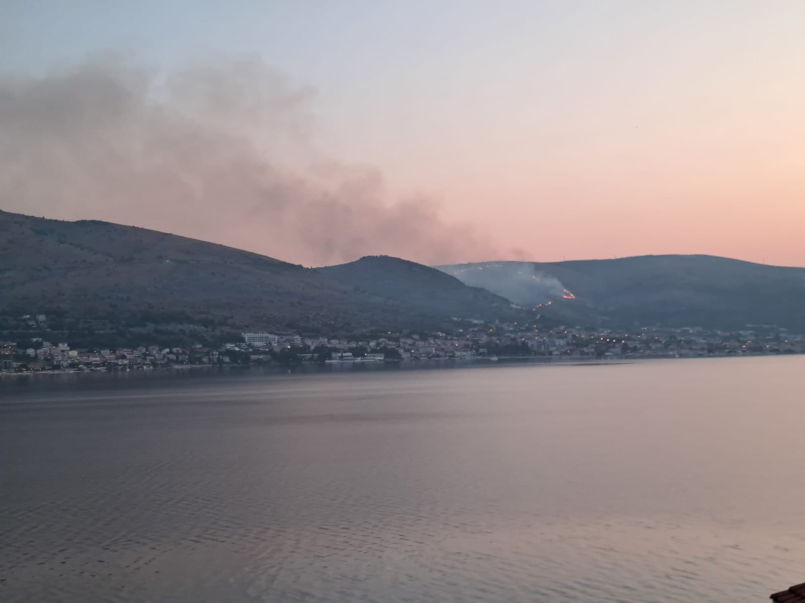Ein Waldbrand versetzte Bewohner und Touristen in Aufruhr.