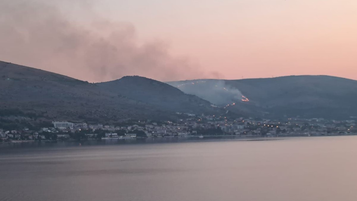 Bei Urlaubs Hotspot 35 Hektar In Flammen Riesen Waldbrand Am Balkan bei-urlaubs-hotspot-35-hektar-in-flammen-riesen-waldbrand-am-balkan