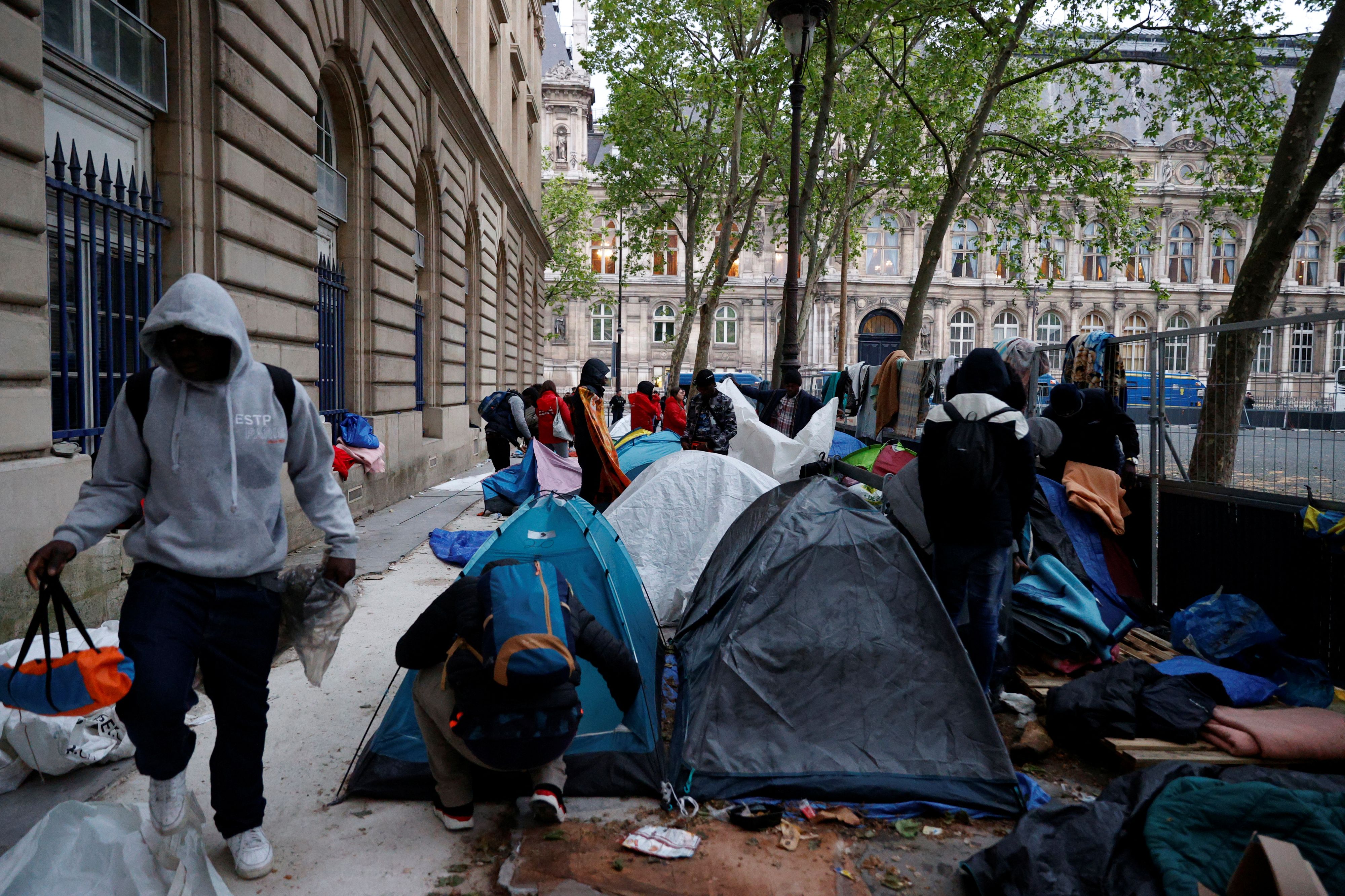Migranten und Obdachlose schlagen in Paris Zeltlager auf, werden von den Behörden vor den Olympischen Spielen vertrieben.
