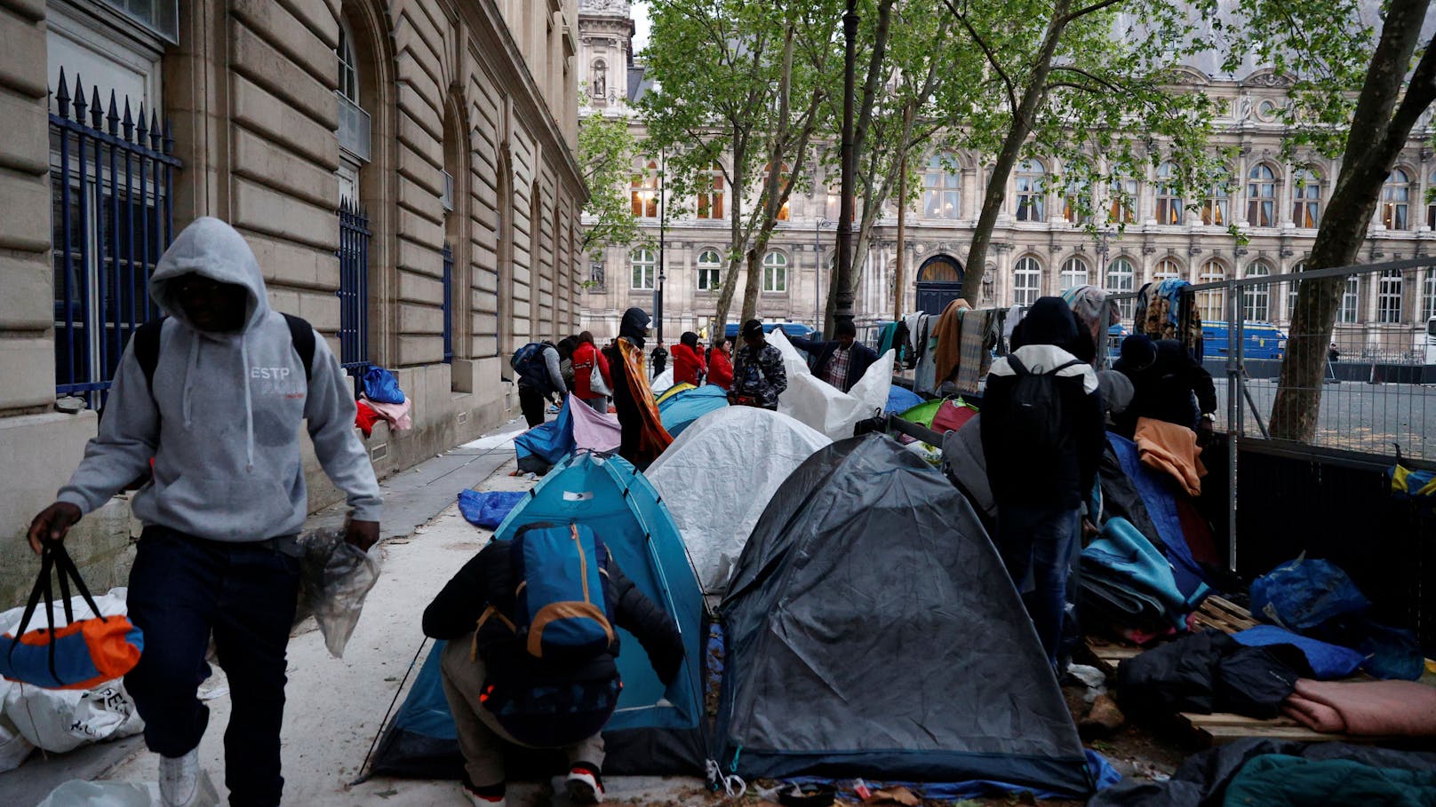 In Paris räumen Bagger Obdachlose aus Olympia-Sichtfeld