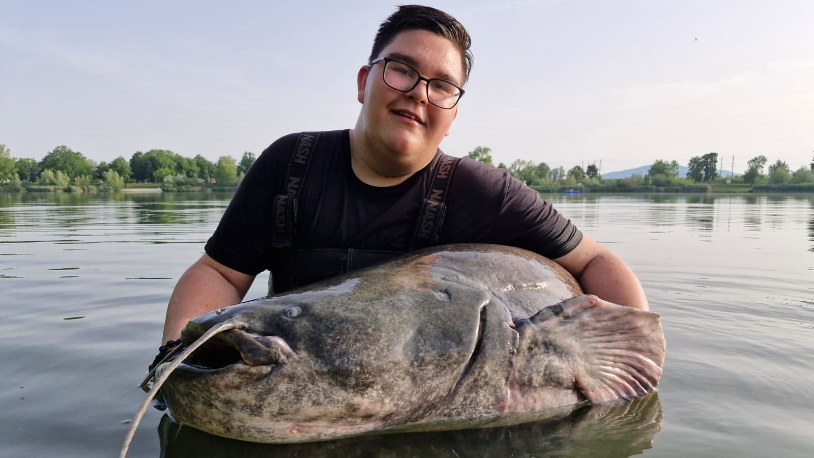 Nach dem Fang entließ Angler Raphael den Waller wieder lebend in den Pichlingersee.