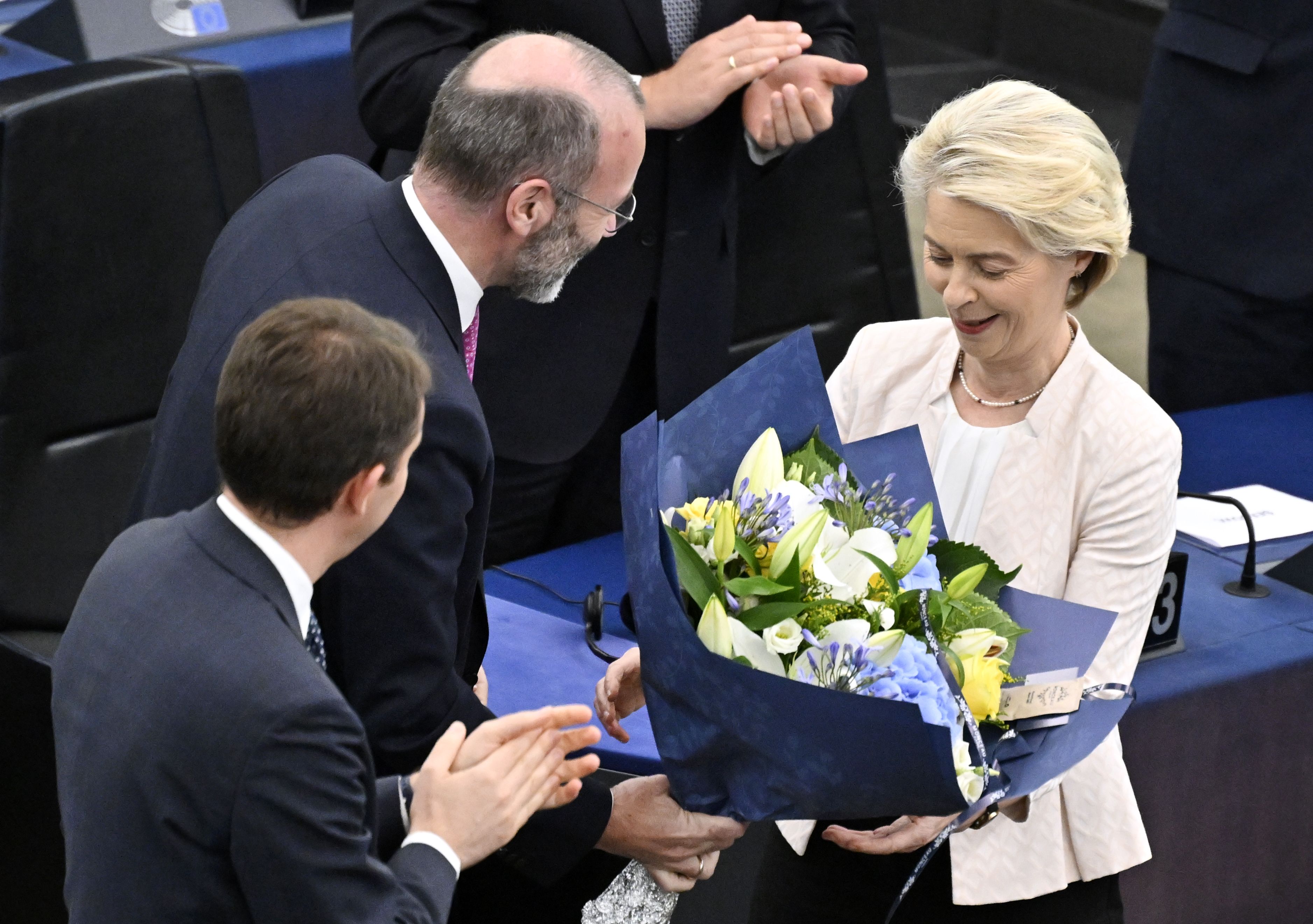 Mit Freude nahm Ursula von der Leyen ihre Wiederwahl zur Kenntnis. Es gab sogar Blumen. 
