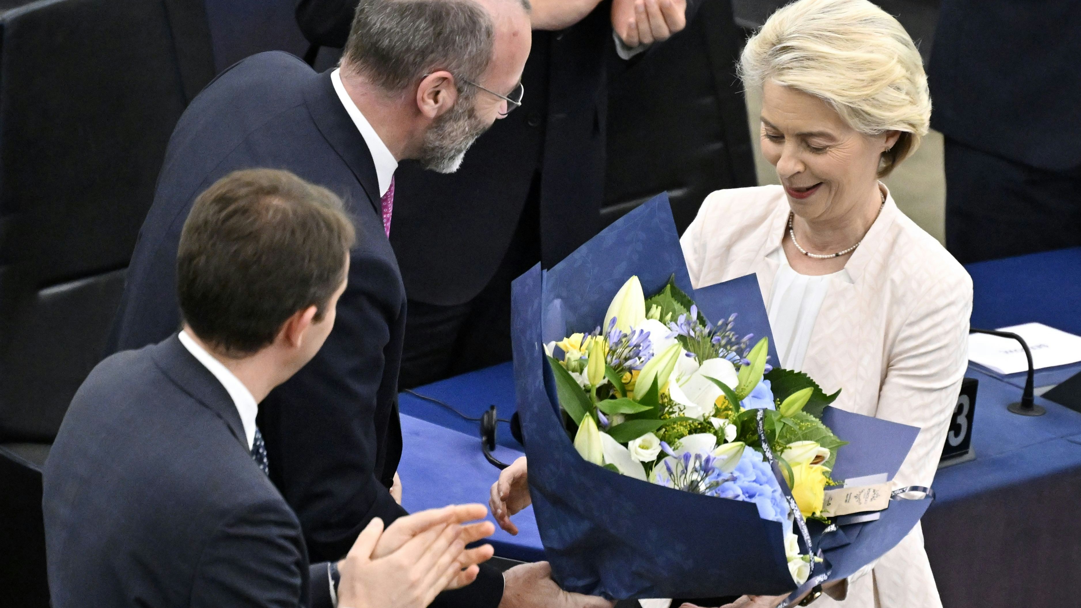 Mit Freude nahm Ursula von der Leyen ihre Wiederwahl zur Kenntnis. Es gab sogar Blumen. 