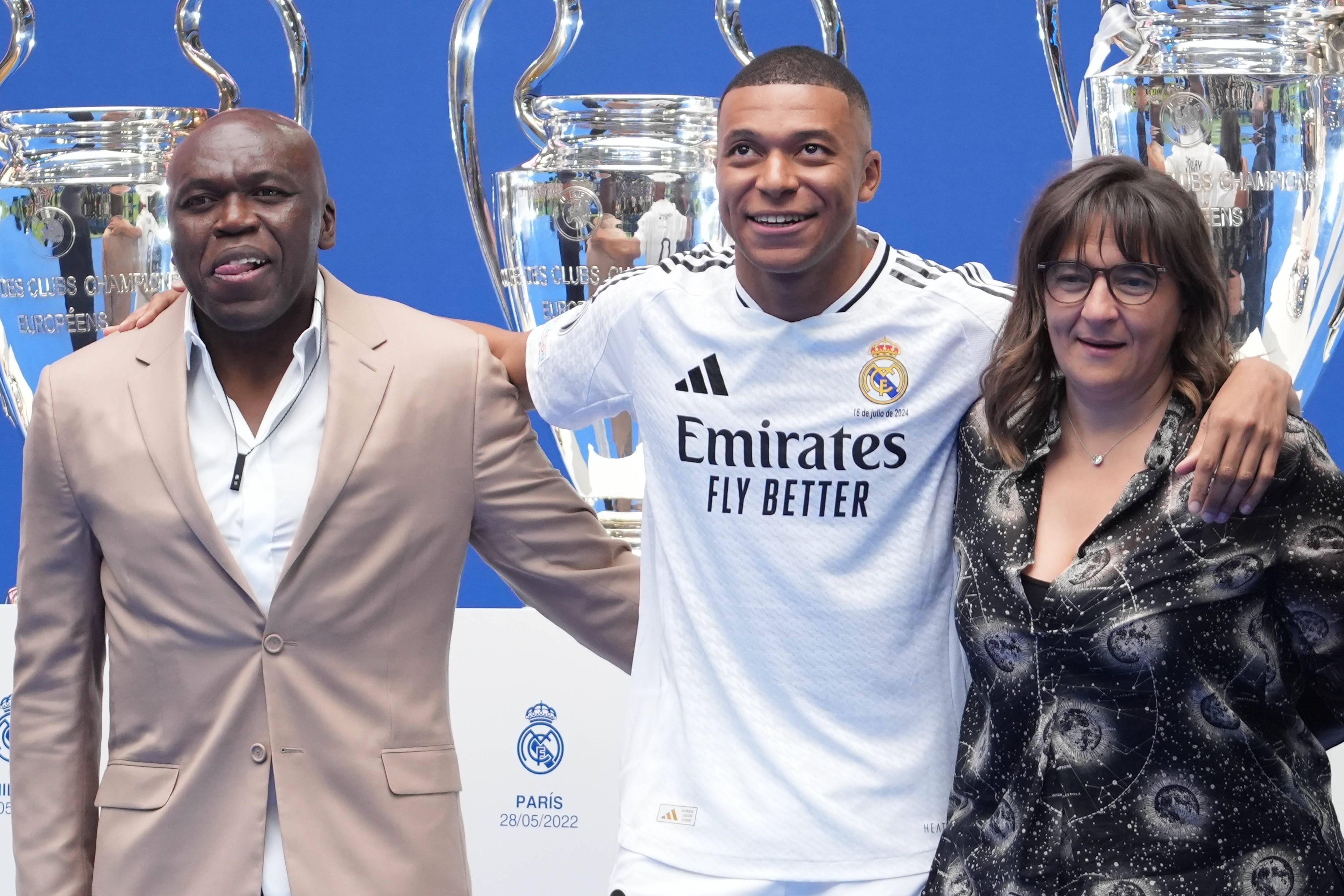 Kylian Mbappe mit seinen Eltern bei der Vorstellung in Madrid.