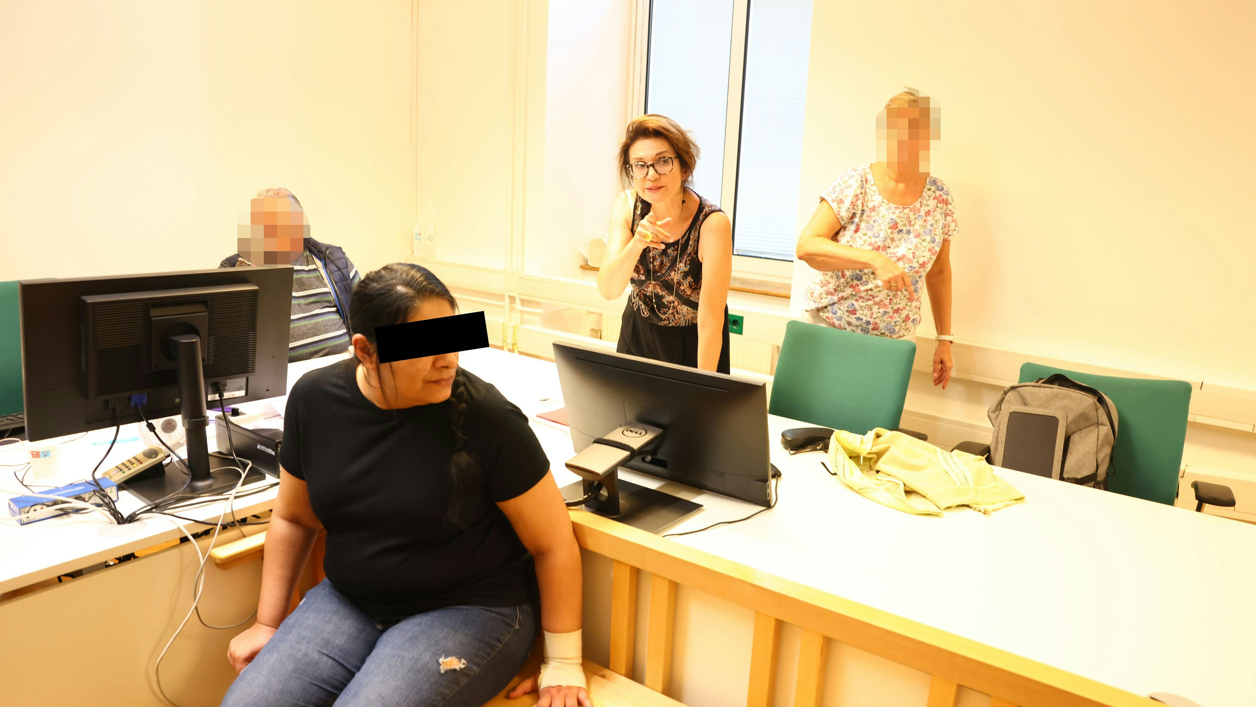 Die Angeklagte mit Star-Anwältin Astrid Wagner. 