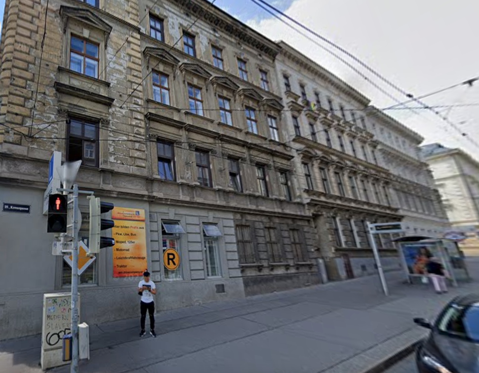 In diesem Eckhaus ist gegenwärtig noch eine Fahrschule drin und es wird von Mietern bewohnt - nun soll es weg