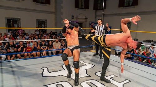 Ein Tritt, der sitzt: Beim Wrestling wird eine packende Show geboten.