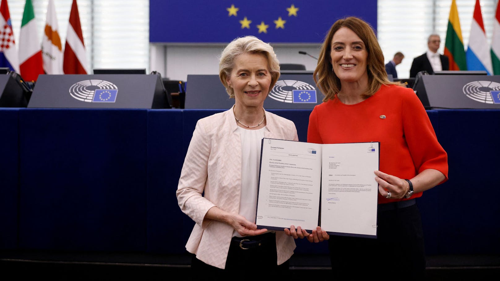 Mit Freude nahm Ursula von der Leyen ihre Wiederwahl zur Kenntnis.  Als eine der erste Gratulantin fungierte die Präsidentin des Europäischen Parlaments, Roberta Metsola 