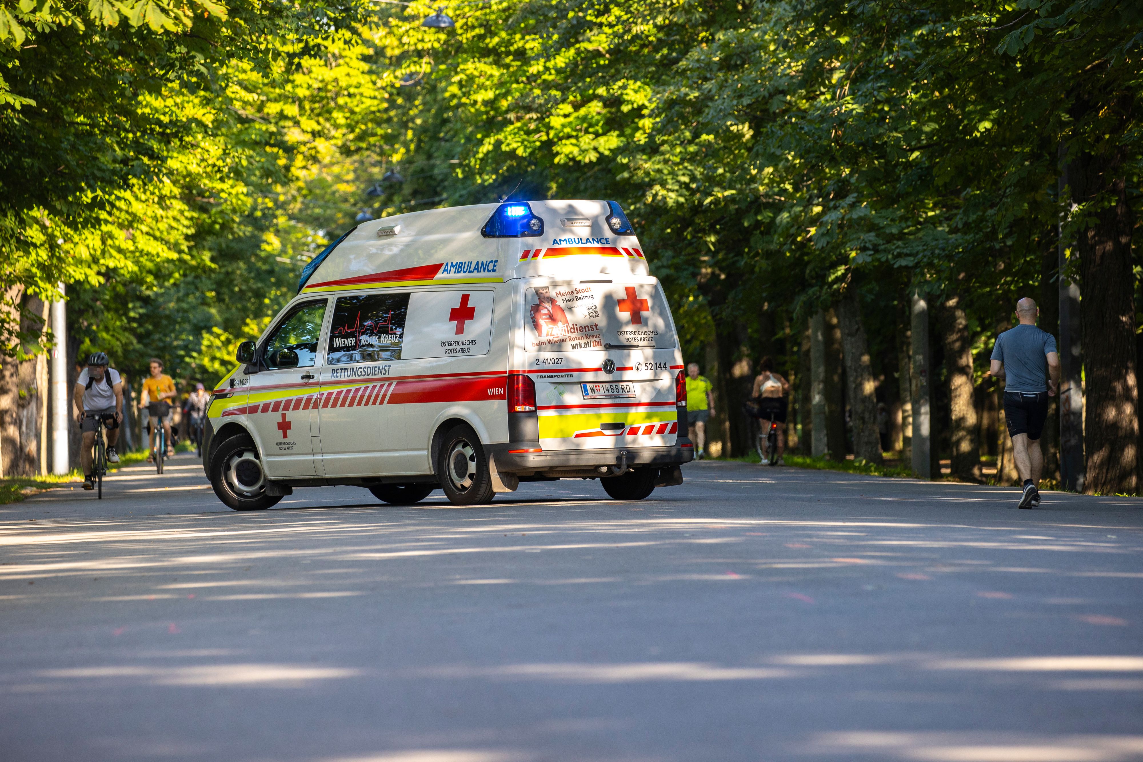 Der Radfahrer wurde schwer verletzt ins Spital eingeliefert. (Symbolbild)