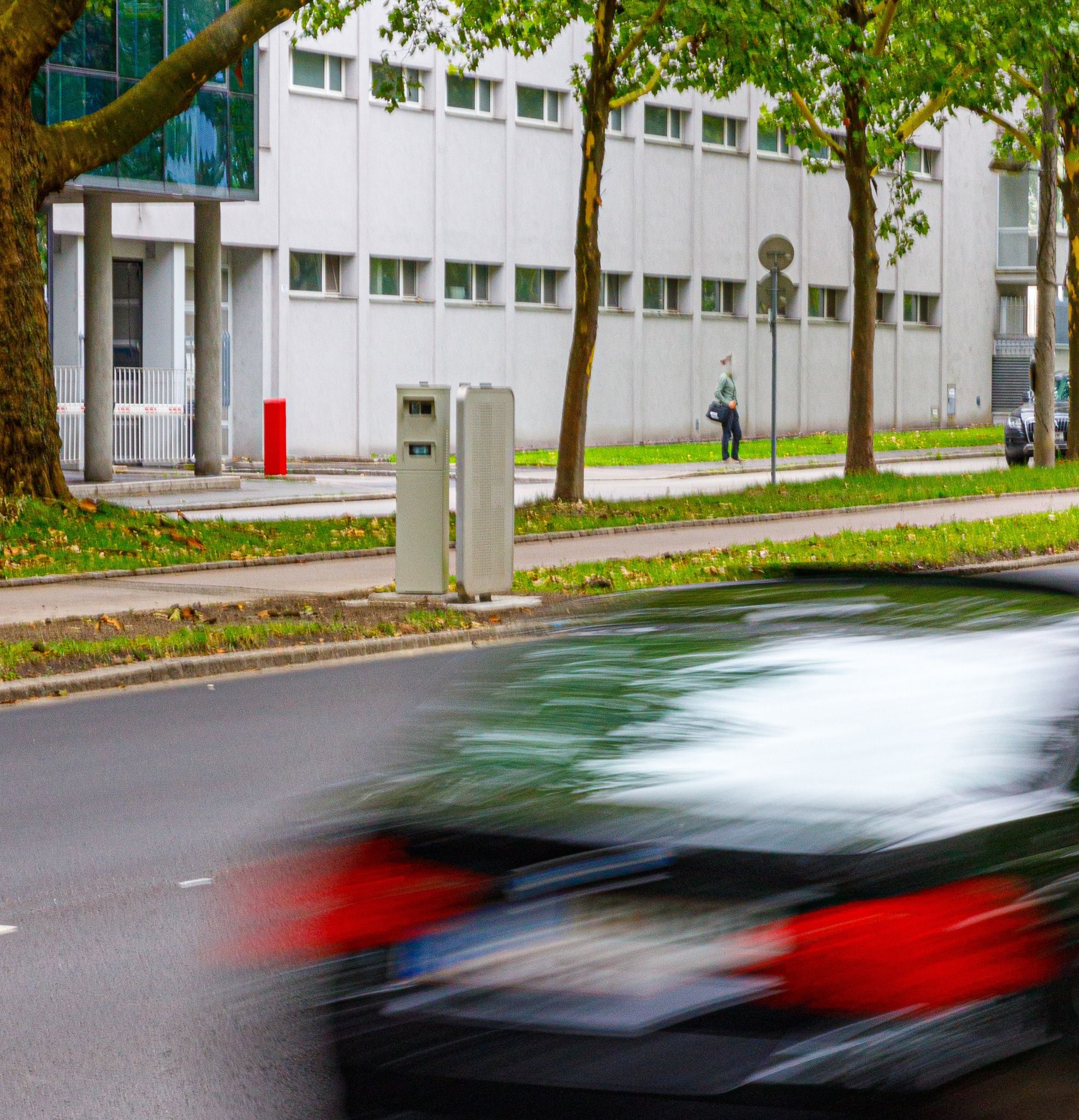 Direkt vor der Landespolizeidirektion in Linz steht ein neuer Radarkasten.