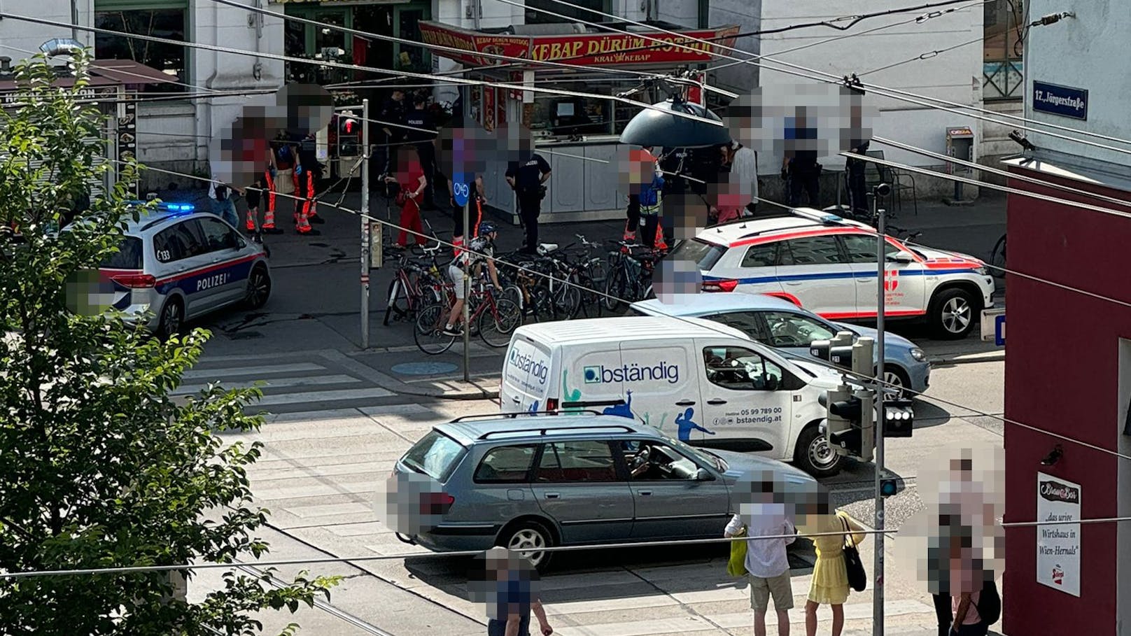 Er versuchte, einem Beamten einen Kopfstoß zu verpassen, die Polizisten nahmen den Rowdy sofort fest.