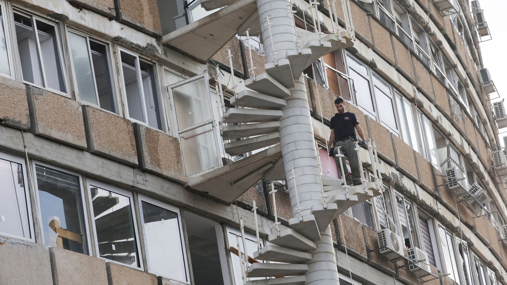 Ein Ermittler untersucht das Gebäude, das durch die Explosion beschädigt wurde.