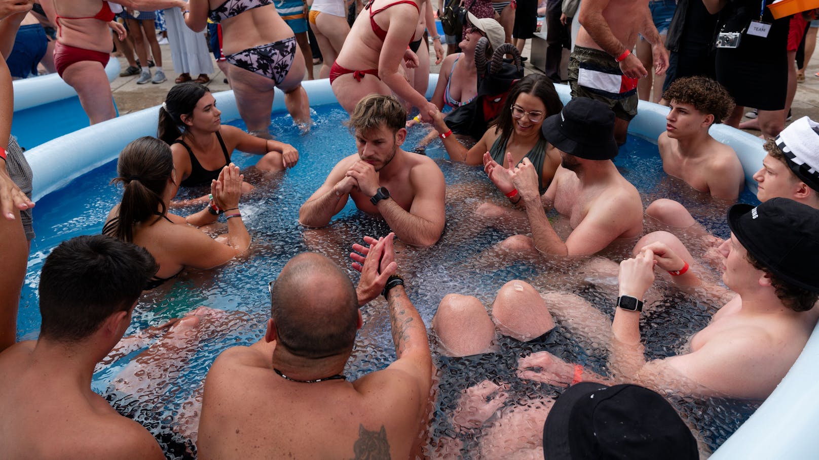 300 Menschen begaben sich in vier Pools mit eiskaltem Wasser im Hof des Museumsquartiers.