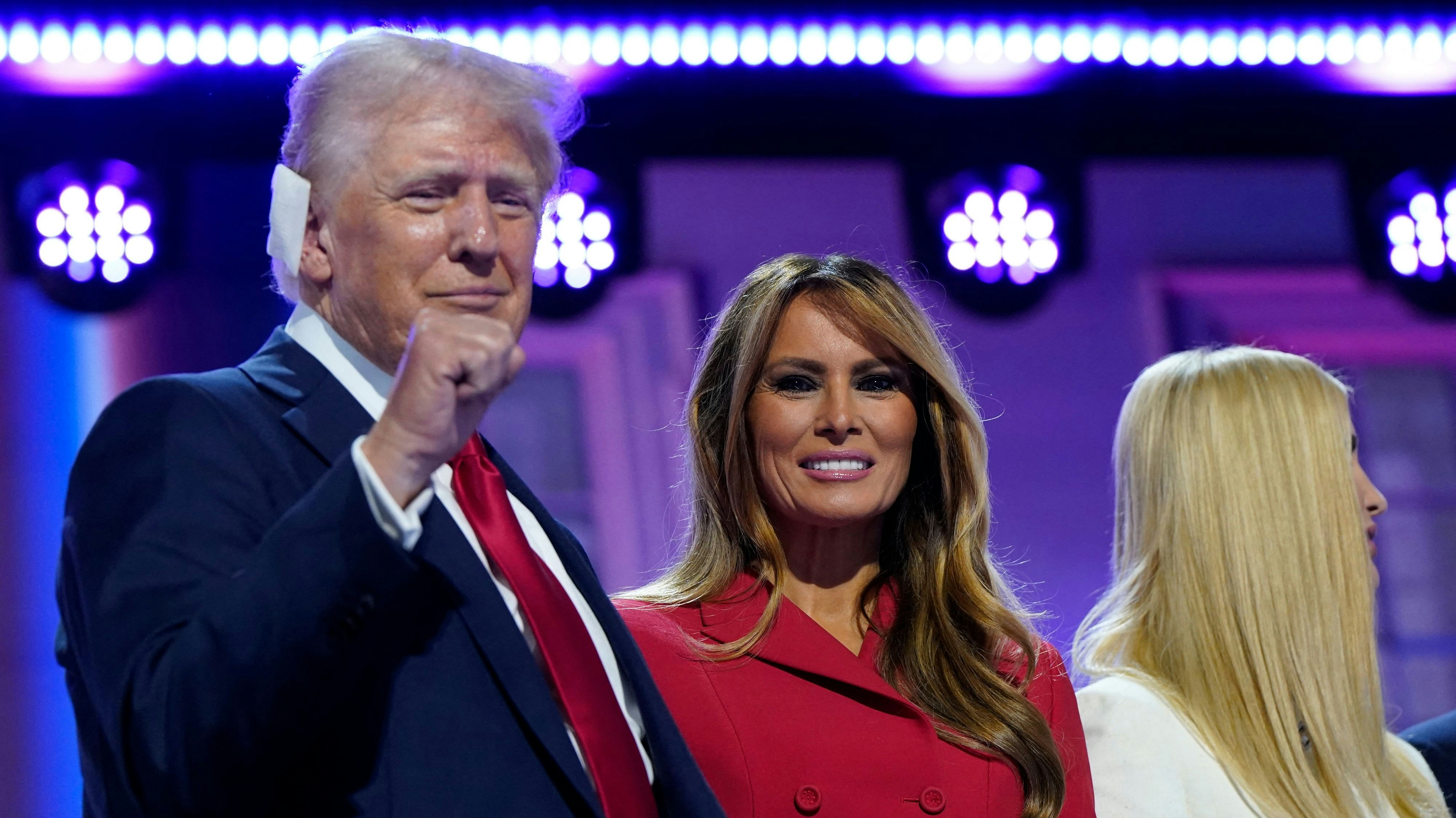 Der republikanische Präsidentschaftskandidat und ehemalige US-Präsident Donald Trump gemeinsam mit Ehefrau Melania auf der Bühne bei der Republican National Convention (RNC) im Fiserv Forum in Milwaukee.