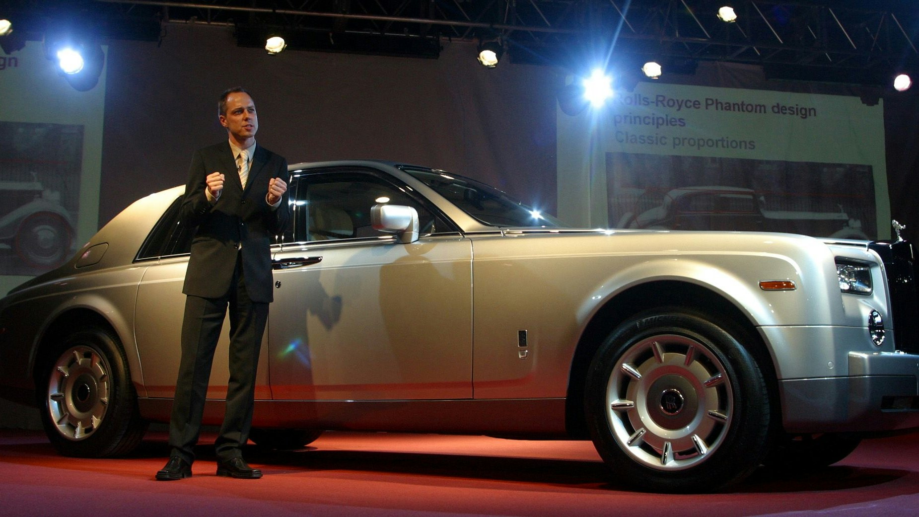 Damals noch im Dienst: Der Chefdesigner Ian Cameron posiert mit dem damals neuen Rolls Royce Phantom in der Produktionsstätte in Goodwood. (Archivbild von 2003)