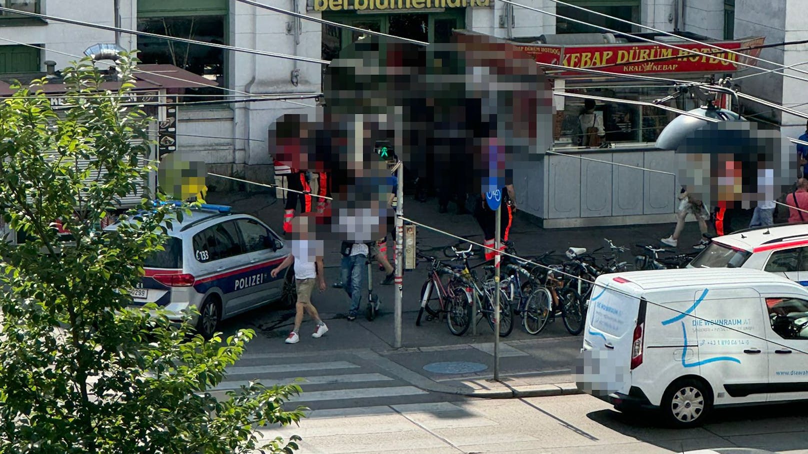 Die Rettungskräfte intervenierten vor Ort und konnten keine Verletzungen aufgrund von Messerstichen feststellen.