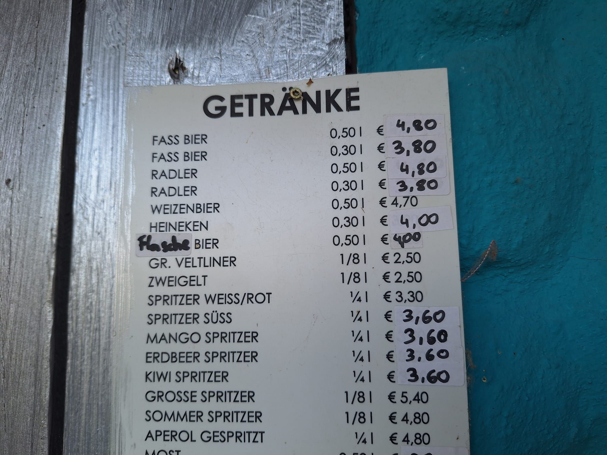 Die Speisekarte eines Linzer Gasthauses zeigt, wie oft die Preise schon angepasst werden mussten.