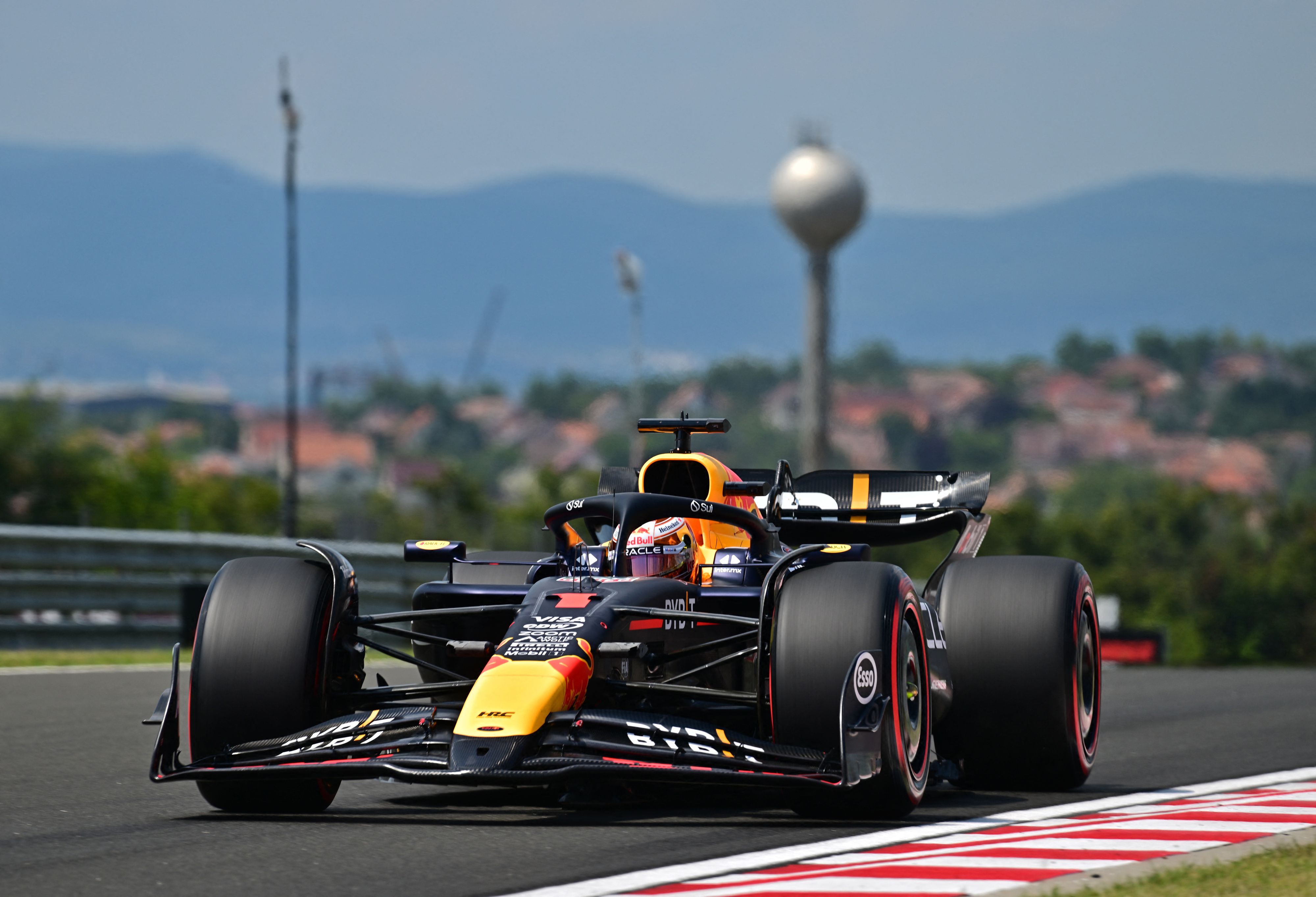 Red-Bull-Star Max Verstappen in seinem überarbeiteten RB20. 