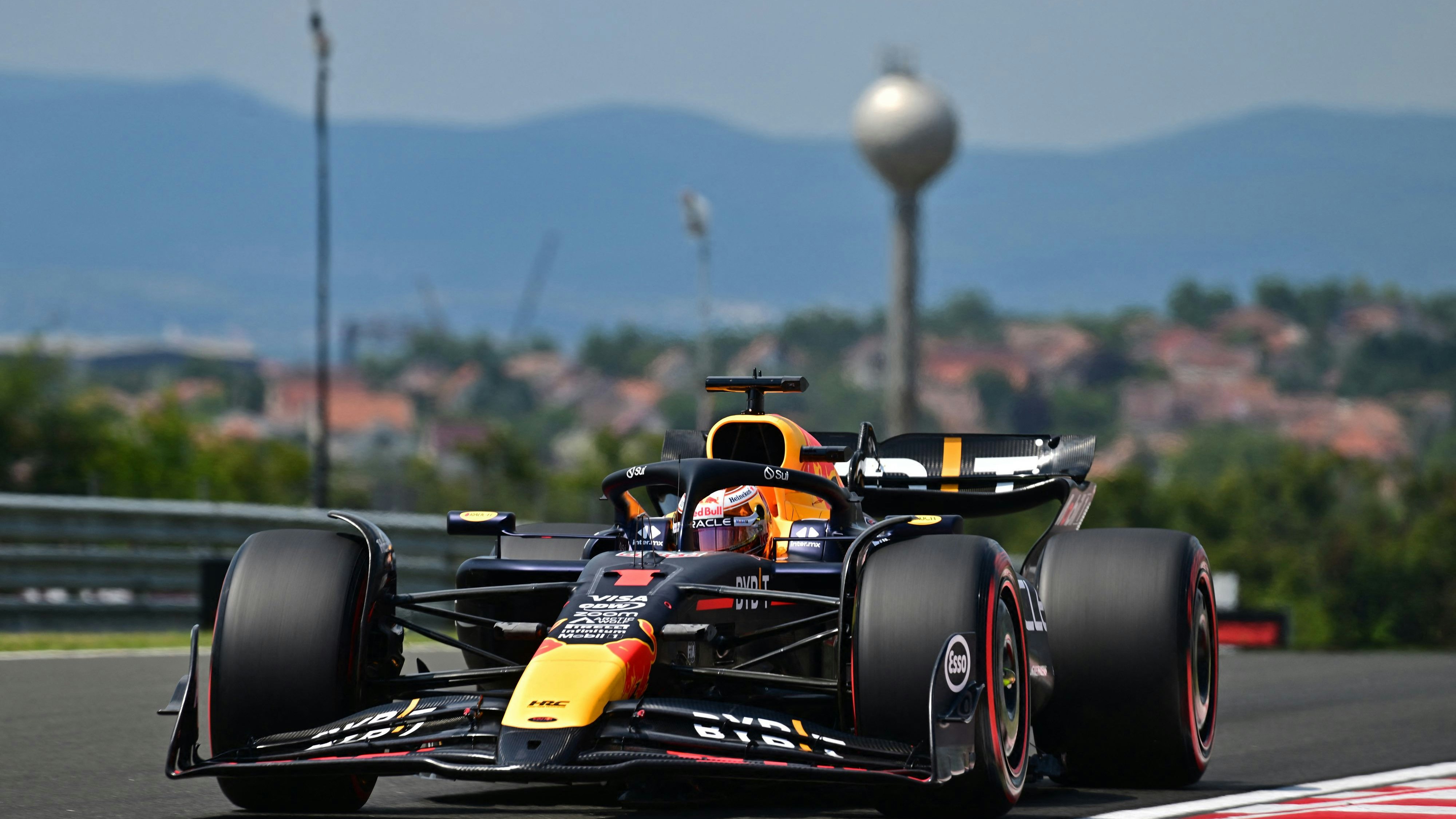 Red-Bull-Star Max Verstappen in seinem überarbeiteten RB20. 