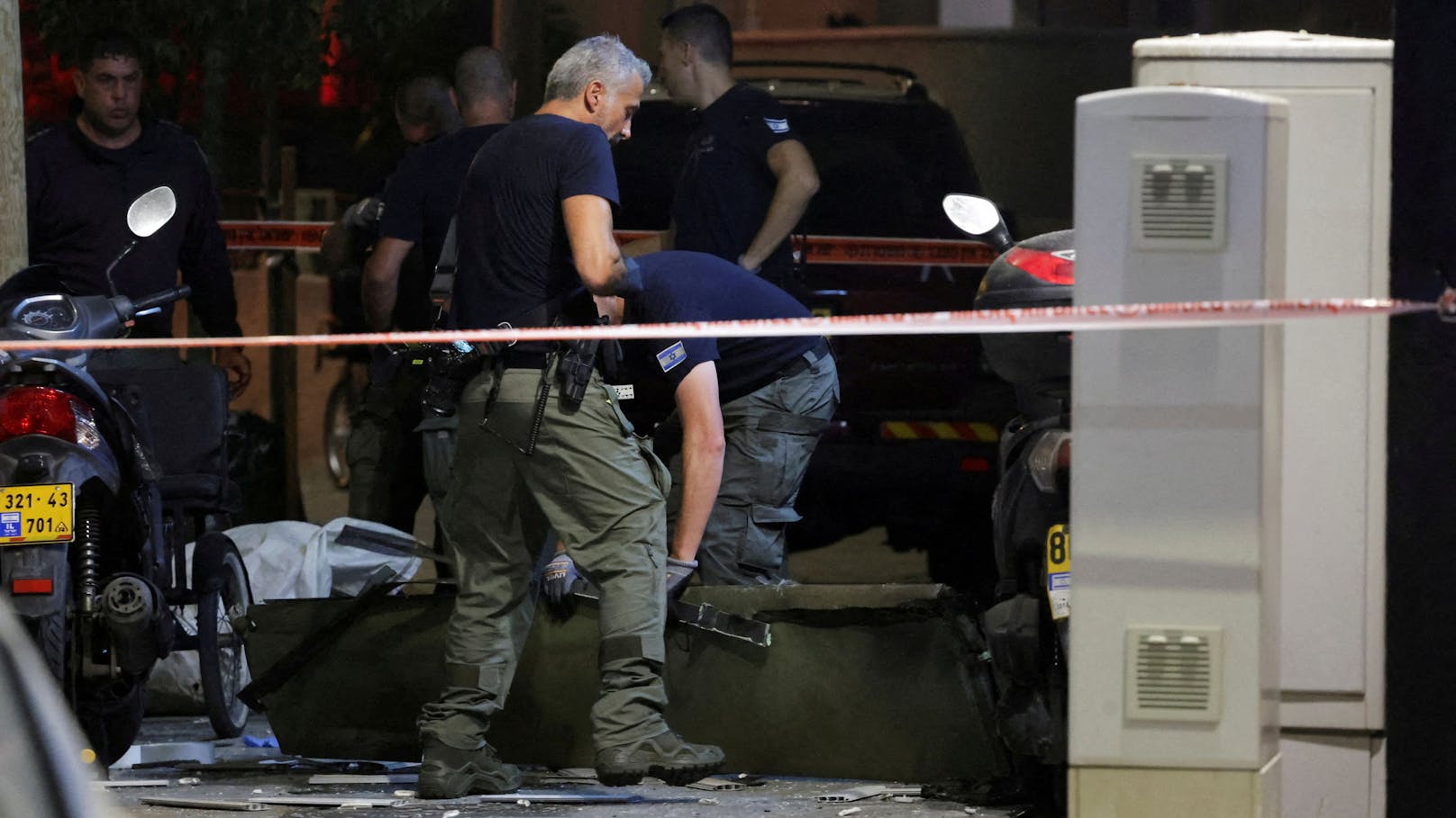 Ermittler untersuchen am Ort einer Explosion in Tel Aviv, was nach ersten Angaben eines Polizeisprechers offenbar Teil eines Flugkörpers ist. 