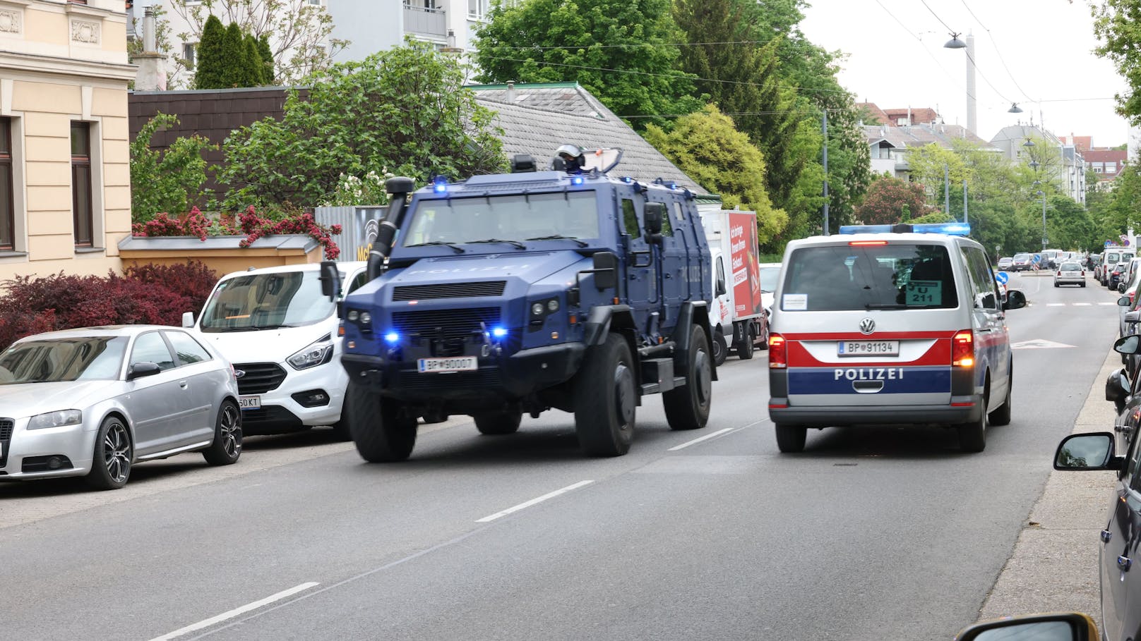 Messer-Mann stürmt in Wiener Bäckerei – WEGA-Einsatz