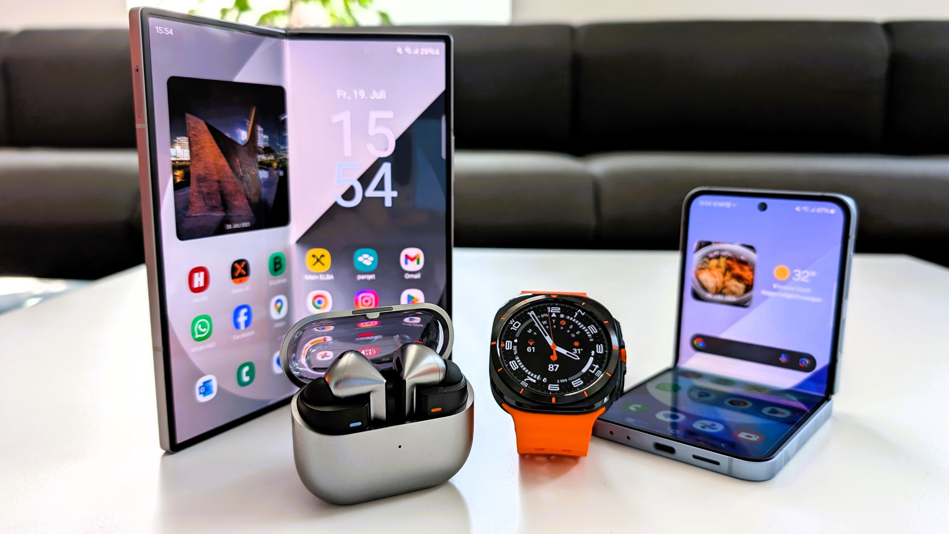 Fröhlich vereinte Familie: Die neuen Samsung-Galaxy-Modelle Z Fold6, Z Flip6, Watch Ultra und Buds3 Pro.