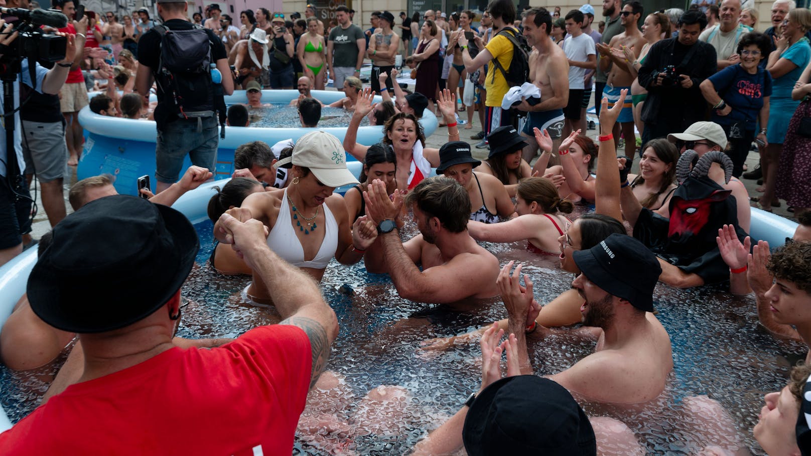 Der Rekord im Gruppen-Eisbaden wurde gebrochen.