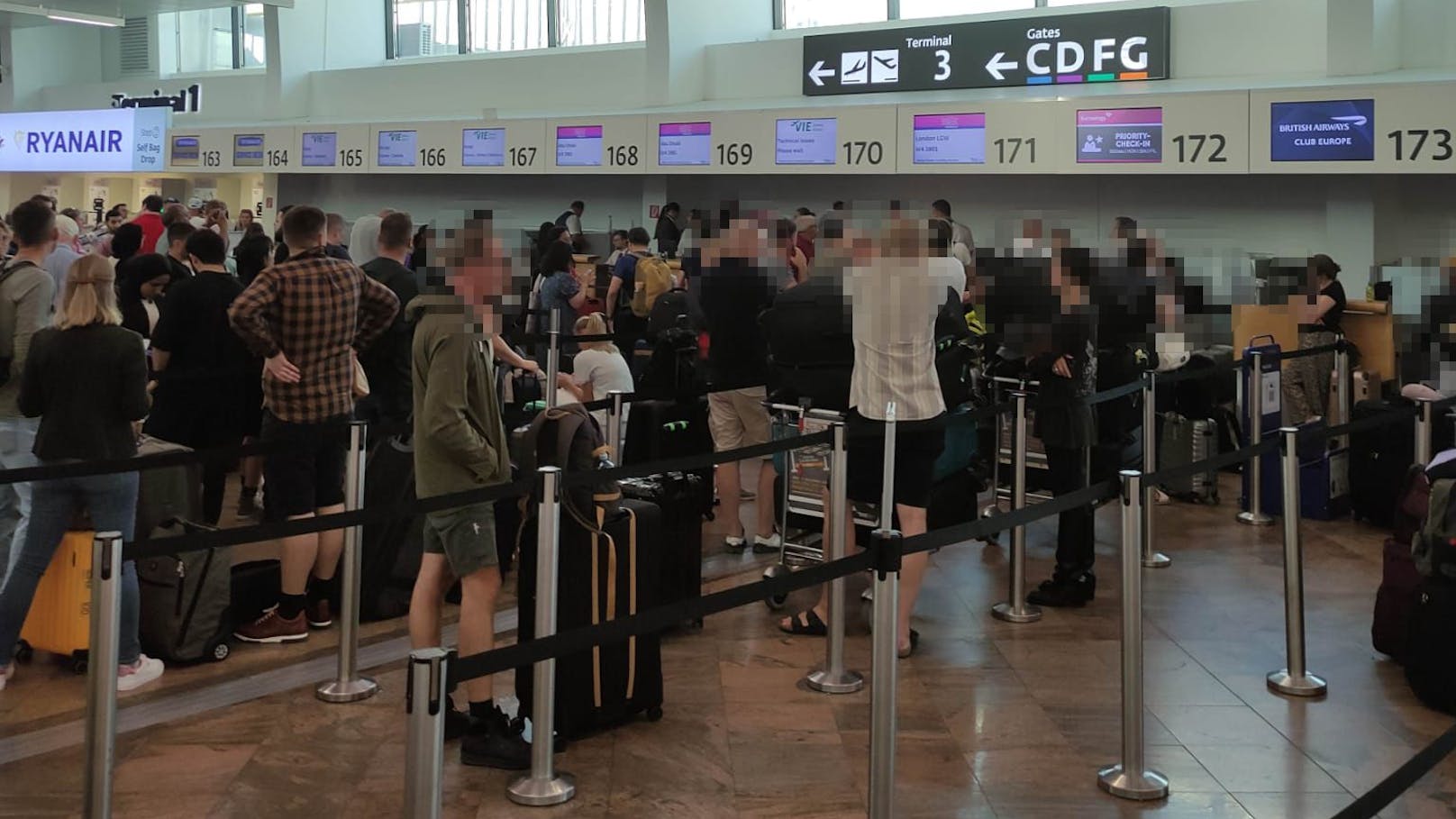 Gegen 8.30 Uhr standen unzählige Passagiere vor den Check-In-Schaltern.