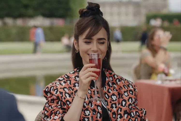 In Staffel 2 wurde noch Kir Royale getrunken, zur 4. Staffel gibt es eine Änderung in der Getränkekarte.