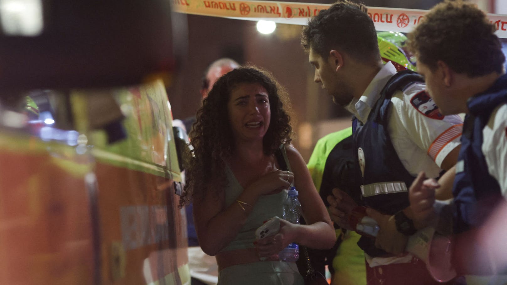 Rettungskräfte helfen einer Frau am Ort einer Explosion in Tel Aviv.