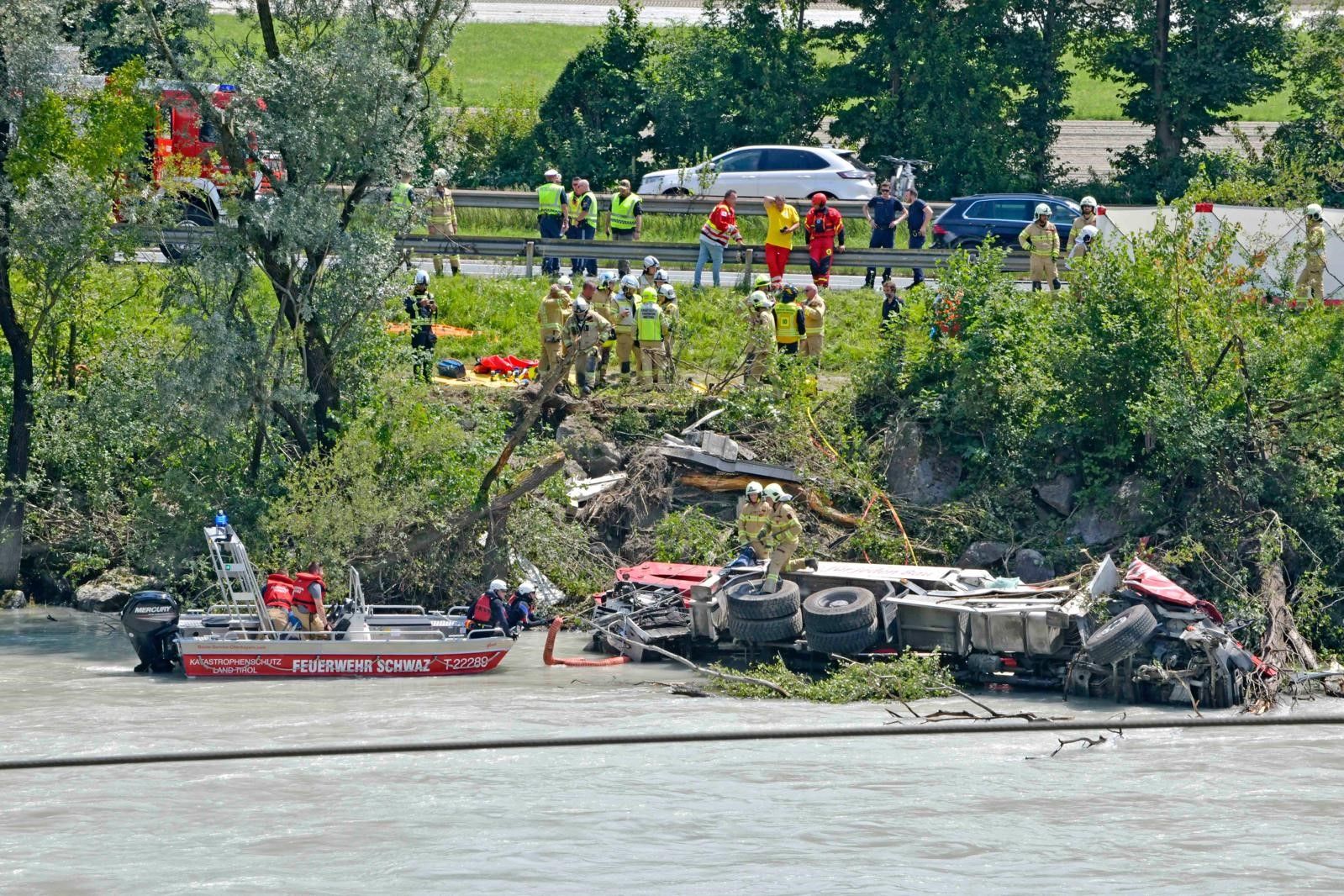 In Tirol ist ein LKW in den Inn gestürzt – der 47-jährige Lenker war sofort tot.