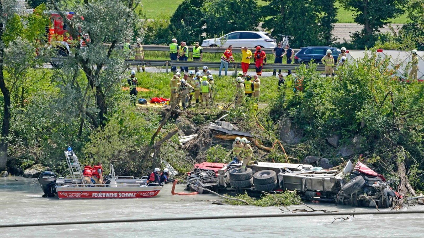 Lastwagen stürzt von Autobahn in den Inn – Lenker tot