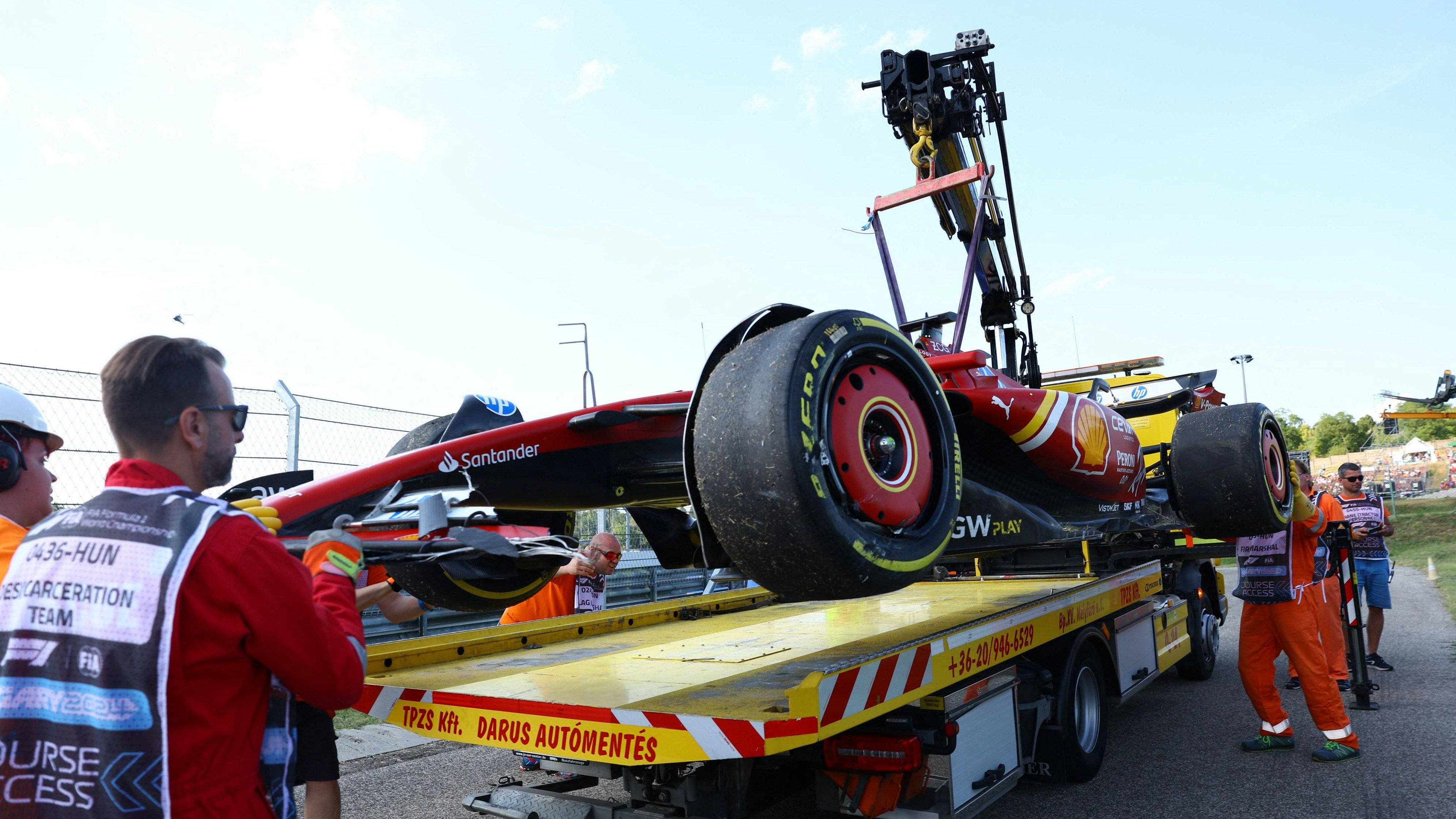 Der Ferrari von Charles Leclerc wurde abtransportiert. 