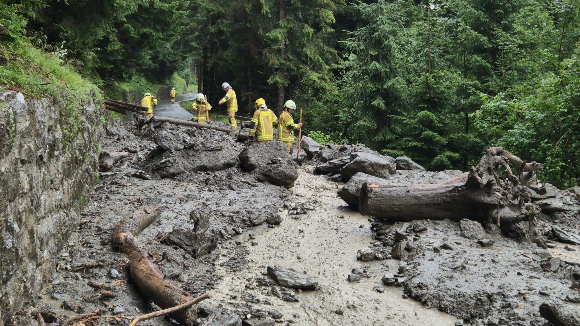Unwetter wüten weiter – Vermurung der Wattenberger Landesstraße in Tirol.
