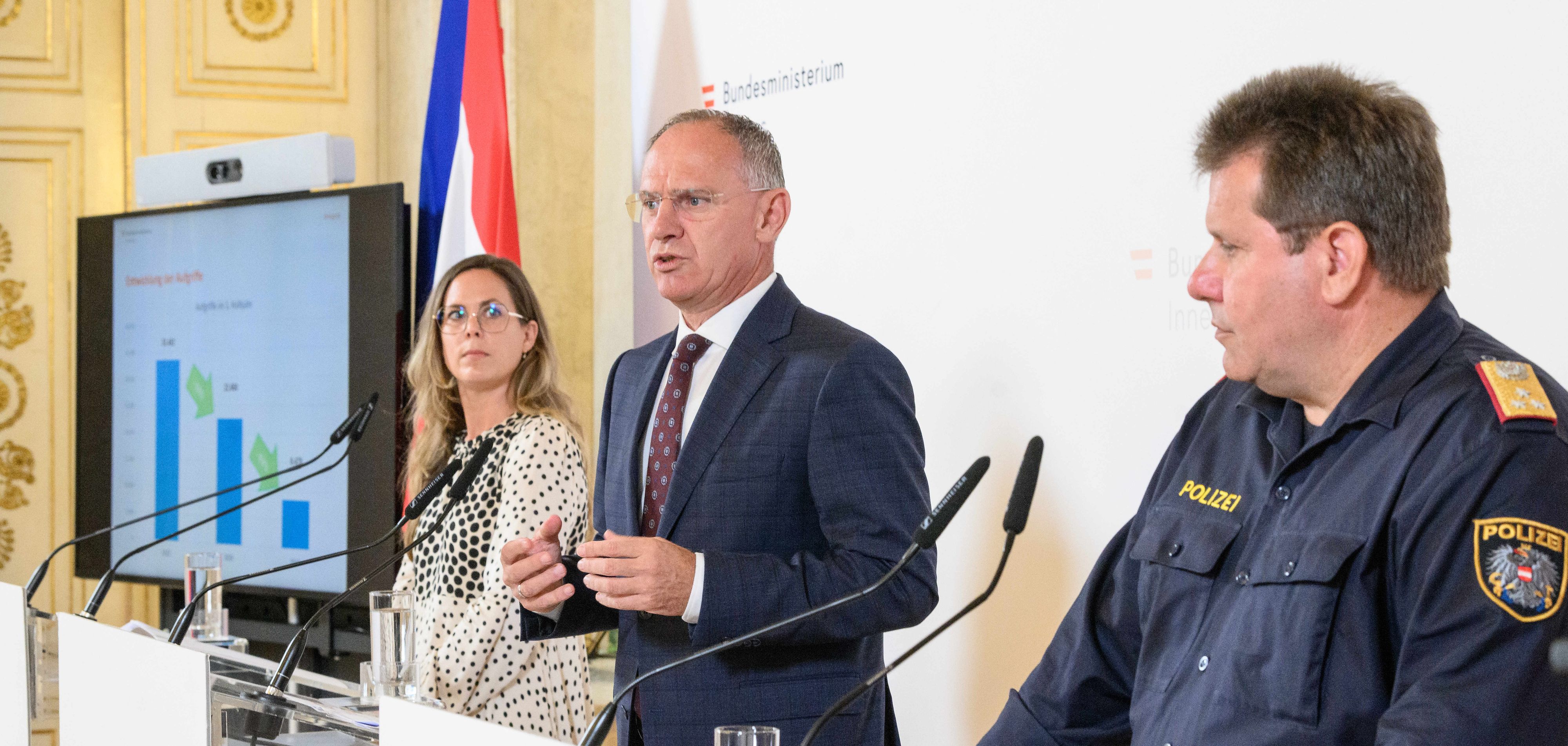 BFA-Vizedirektorin Karoline Preisser, Innenminister Gerhard Karner (OEVP) und Fluechtlingskoordinator Michael Takacs bei der Pressekonferenz zu fremdenpolizeilichen Maßnahmen im ersten Halbjahr 2024 im Innenministerium am Freitag in Wien.