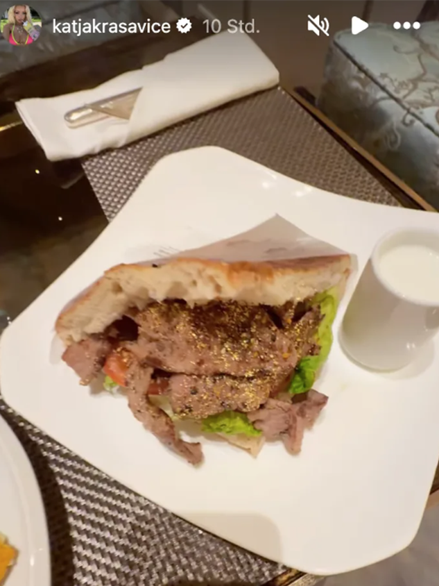 Katja Krasavice lässt sich vom Hotel Adlon jeden Wunsch von den Lippen ablesen.