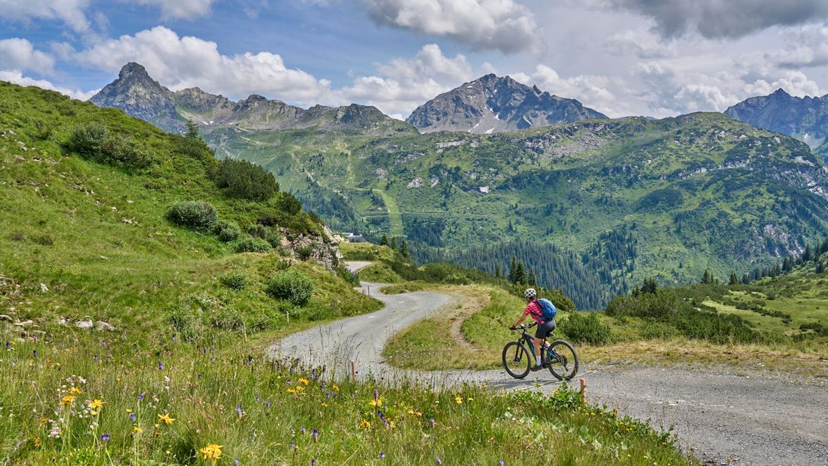 Partnerin sah alles – Mann stirbt bei Radtour in Tirol