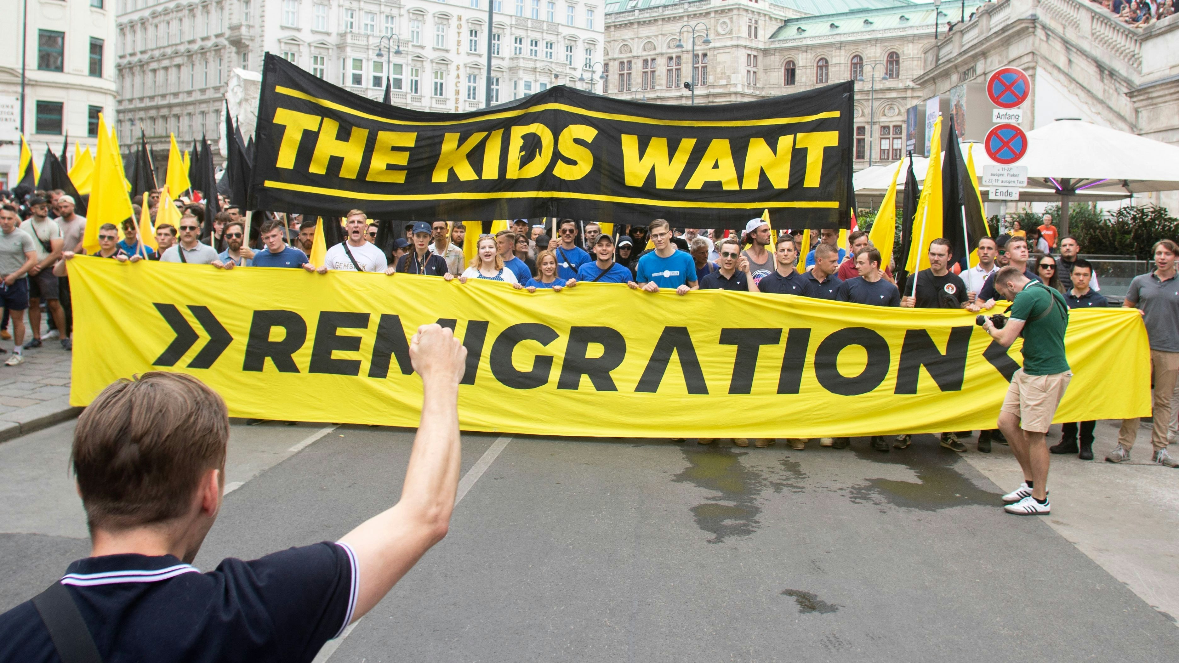 Auch wenn ein Großaufgebot der Polizei alles daran legte, die beiden Demonstrationen auseinanderzuhalten, gab es Reibungspunkte und Kontakt.