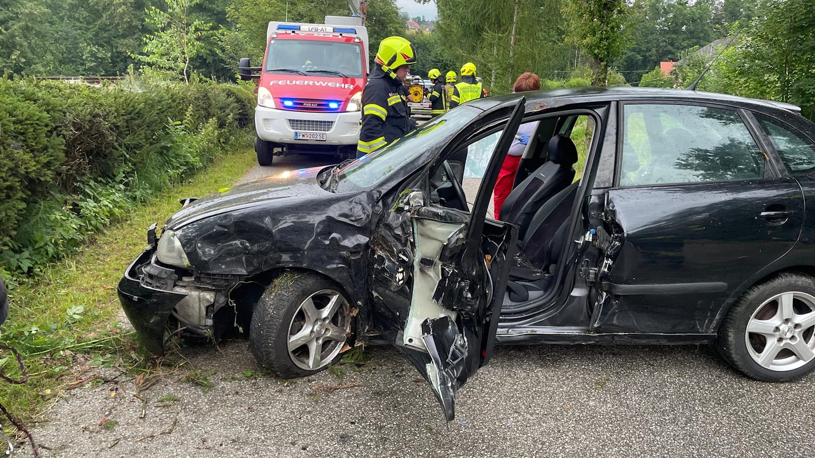 In Baum gekracht – Lenkerin bei Unfall schwer verletzt