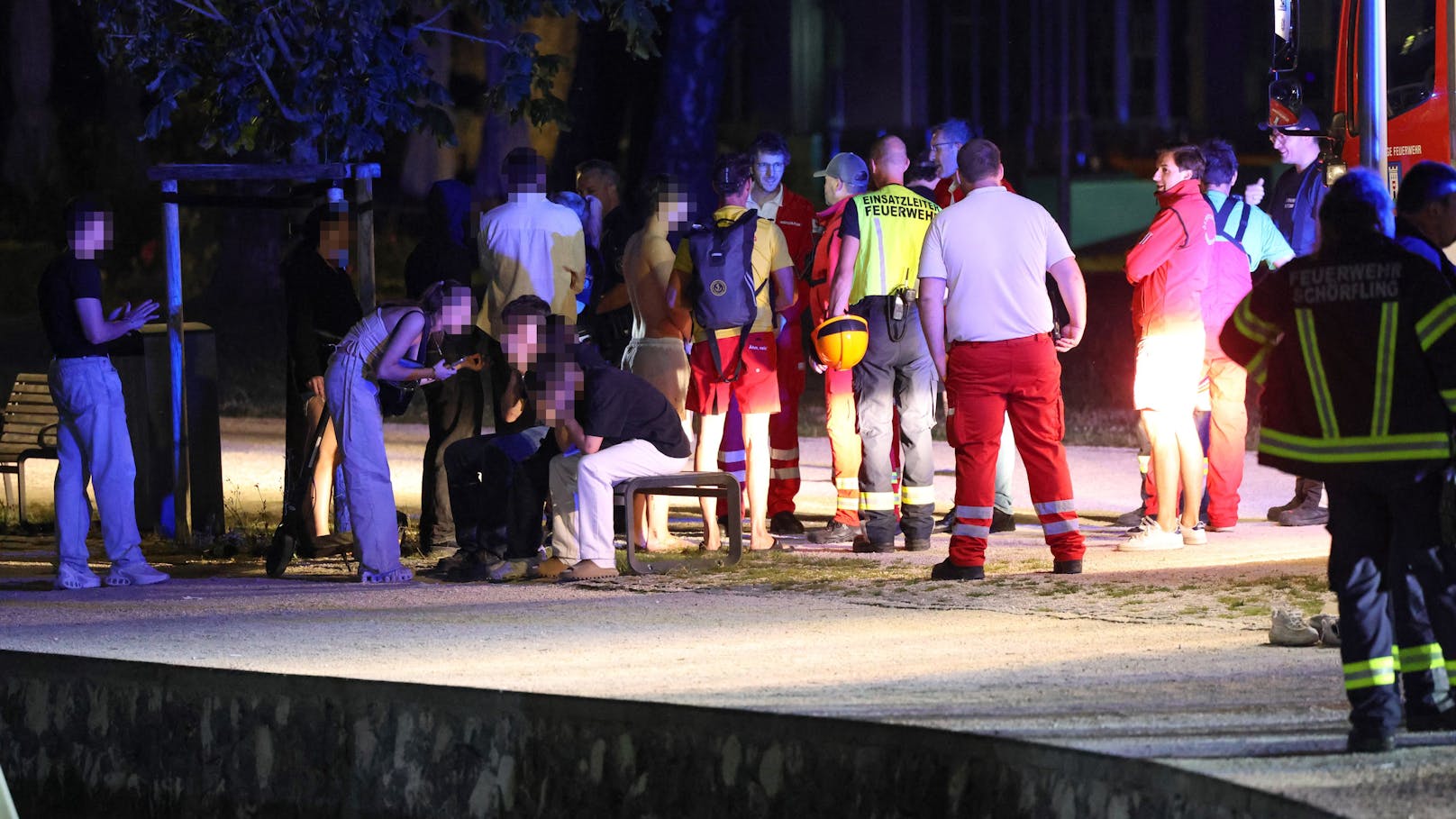 In Schörfling am Attersee (Bezirk Vöcklabruck) suchte in der Nacht auf Samstag die Feuewehr und ein größeres Aufgebot der Wasserrettung nach einer vermissten Person im Bereich des Attersees.