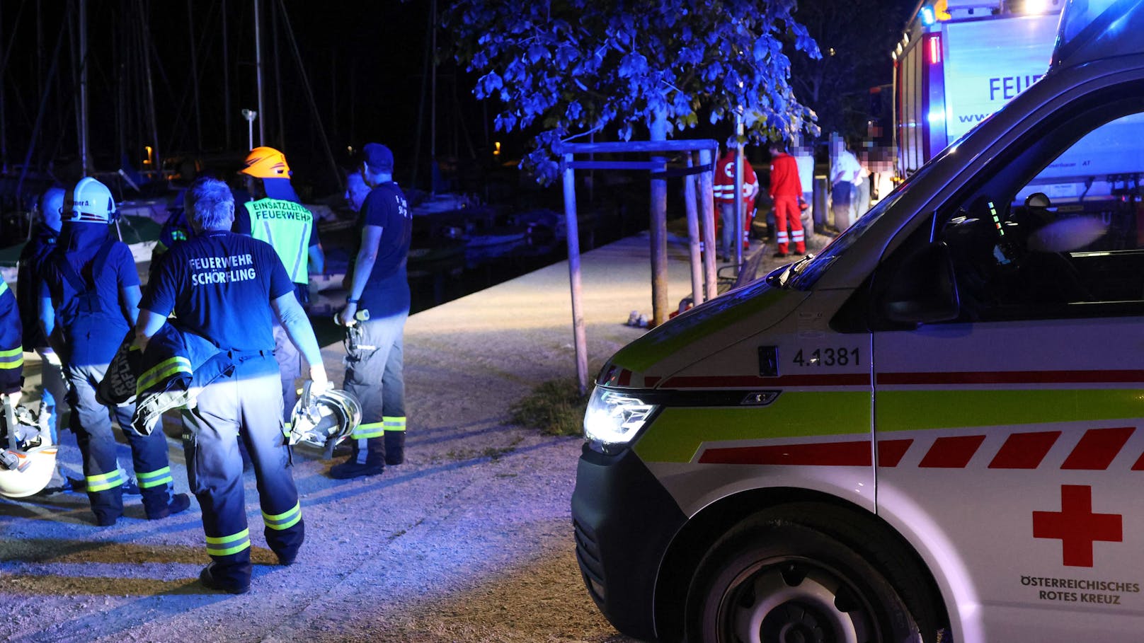 In Schörfling am Attersee (Bezirk Vöcklabruck) suchte in der Nacht auf Samstag die Feuewehr und ein größeres Aufgebot der Wasserrettung nach einer vermissten Person im Bereich des Attersees.