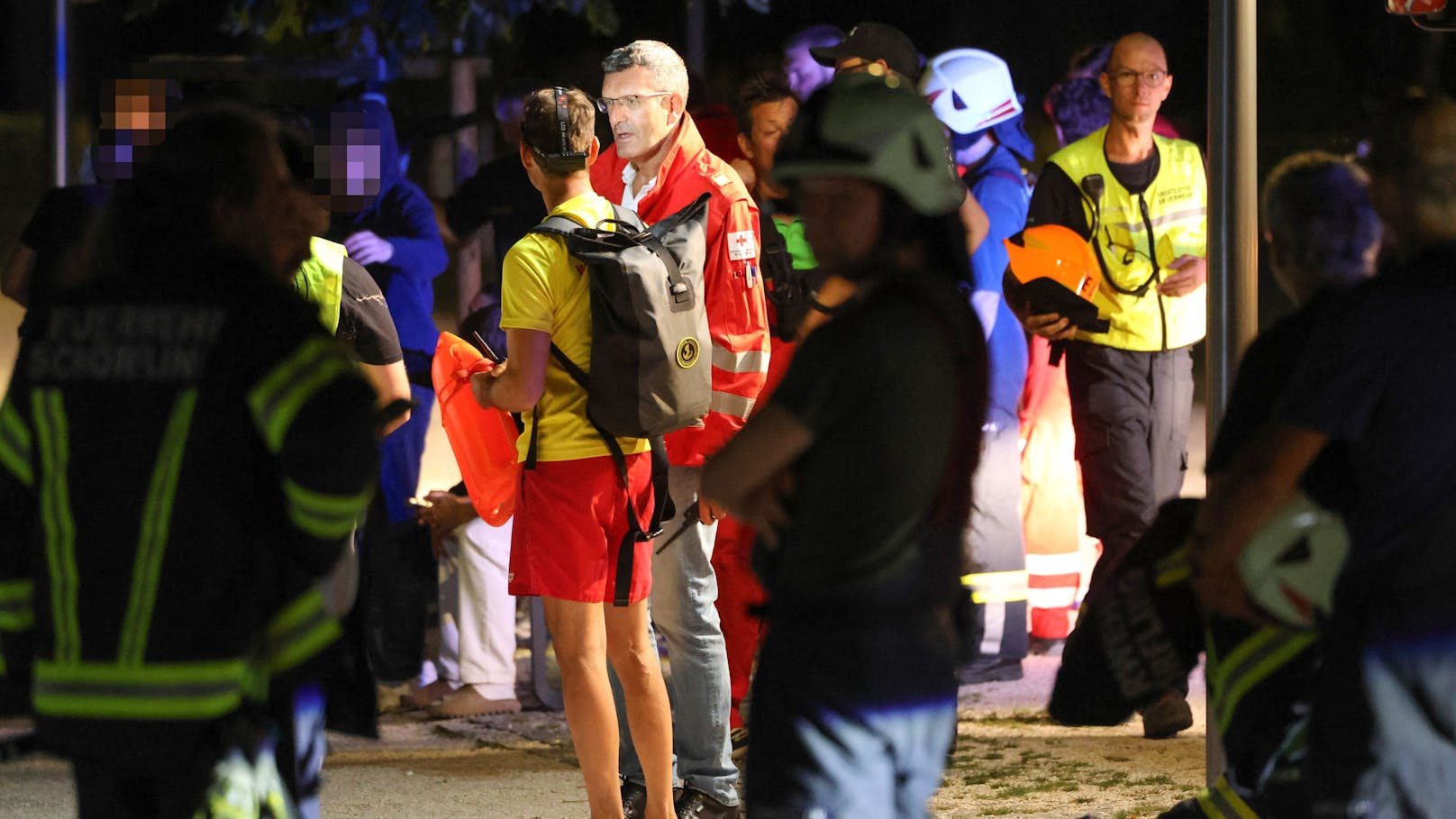 In Schörfling am Attersee (Bezirk Vöcklabruck) suchte in der Nacht auf Samstag die Feuewehr und ein größeres Aufgebot der Wasserrettung nach einer vermissten Person im Bereich des Attersees.