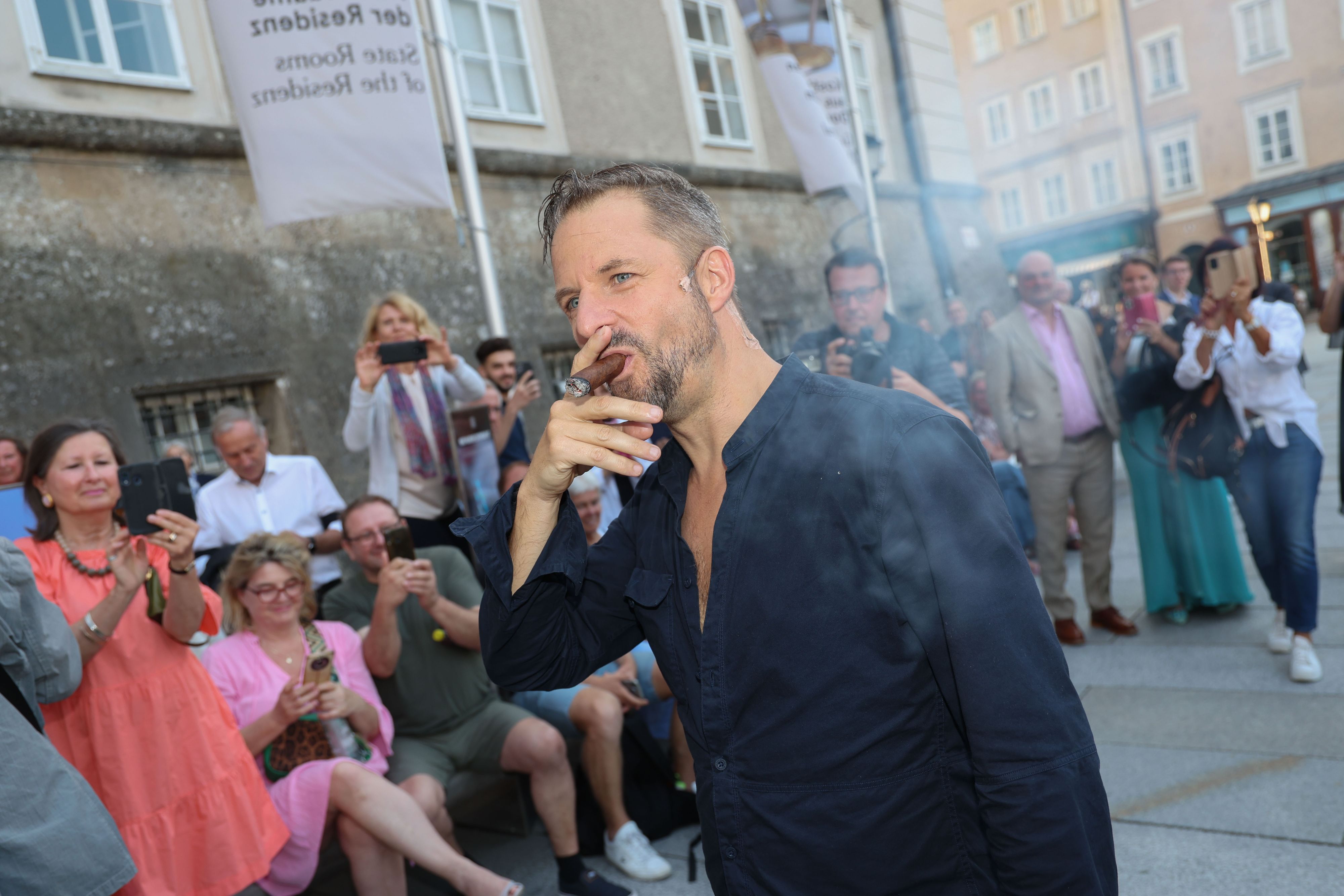 Zeigte sich vor der Vorstellung noch recht entspannt. Mime Philipp Hochmair.