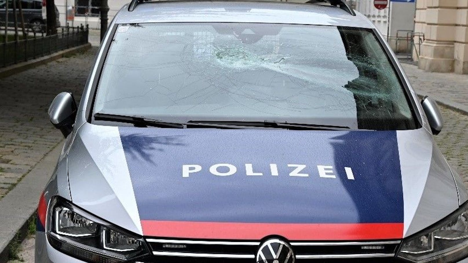 Während der zwei Großdemos in Wien wurde ein Polizeiauto stark beschädigt.