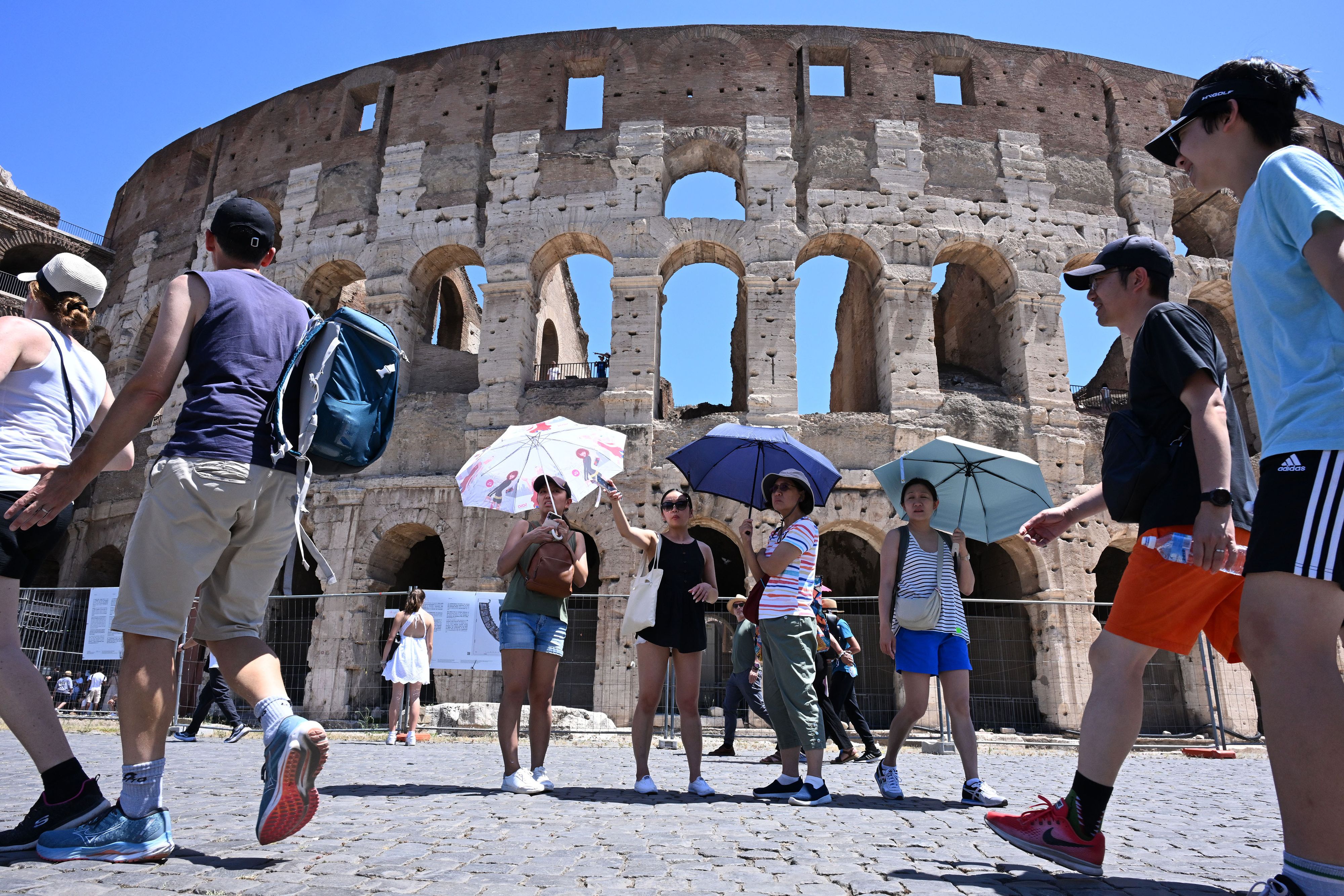 Eine Hitzewelle sorgt in Italien seit Tagen für hohe Temperaturen, wie hier in Rom vor dem Colosseum.