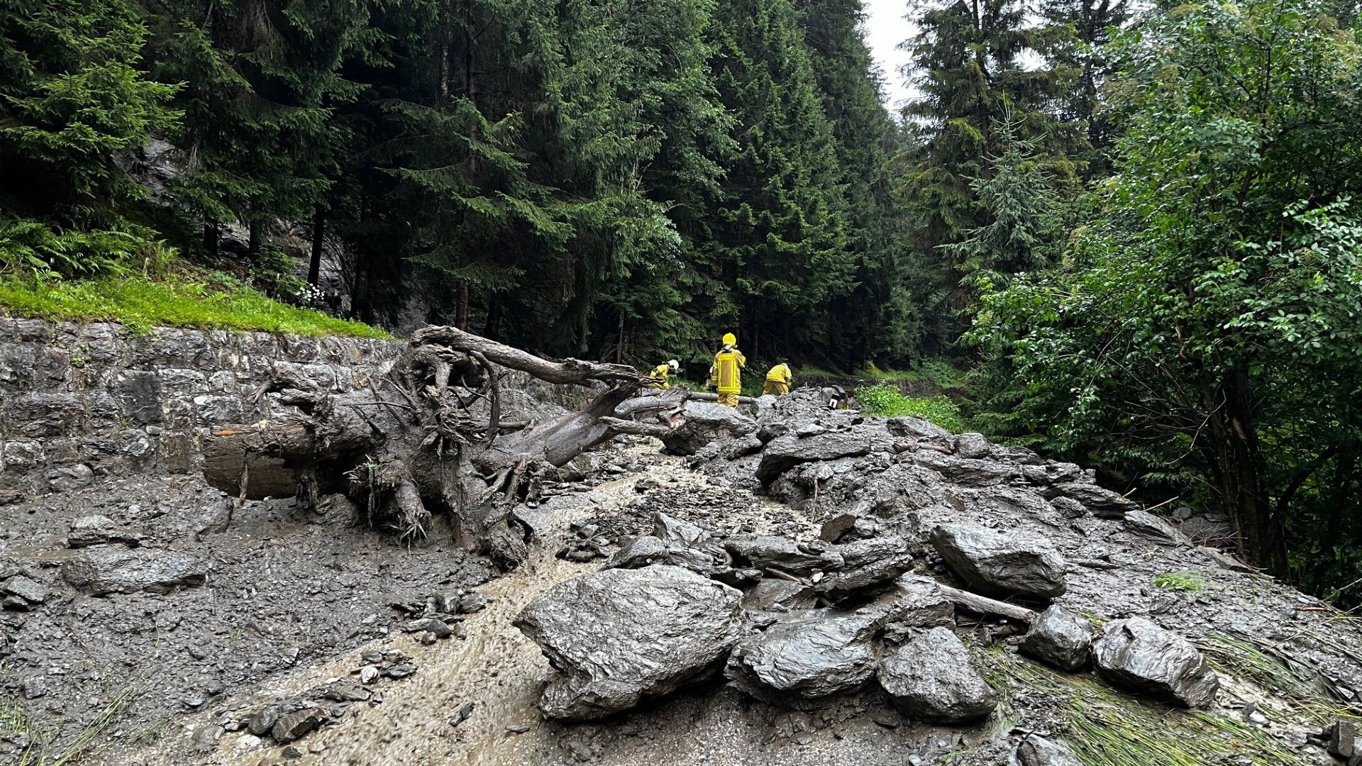 Die Wattentalstraße wurde durch Geröll verlegt.