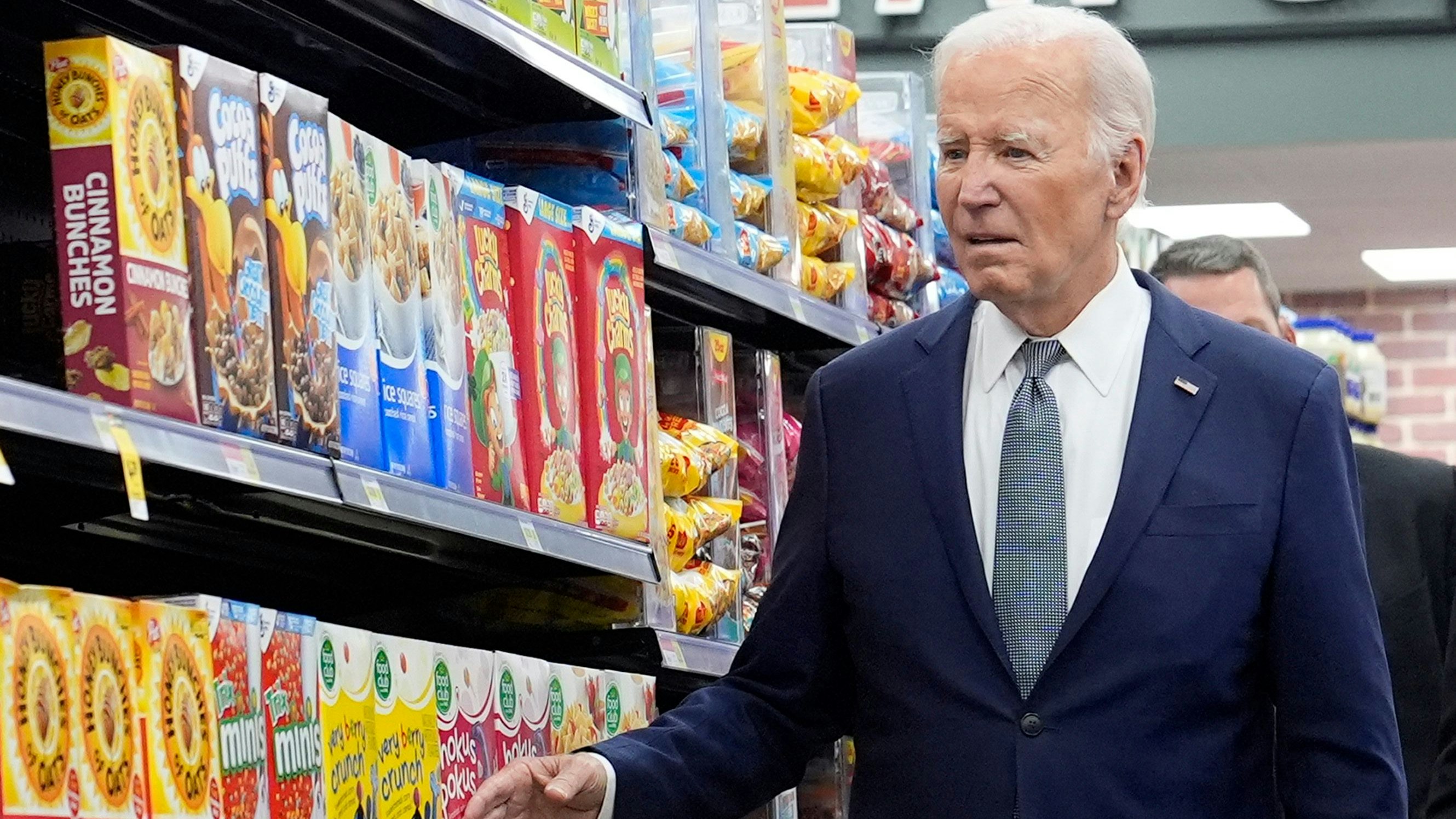 Download von www.picturedesk.com am 20.07.2024 (10:40).  President Joe Biden walks past boxes of cereal in an aisle as he visits Mario's Westside Market in Las Vegas, Tuesday, July 16, 2024. (AP Photo/Susan Walsh) - 20240717_PD1404 - Rechteinfo: Rights Managed (RM)